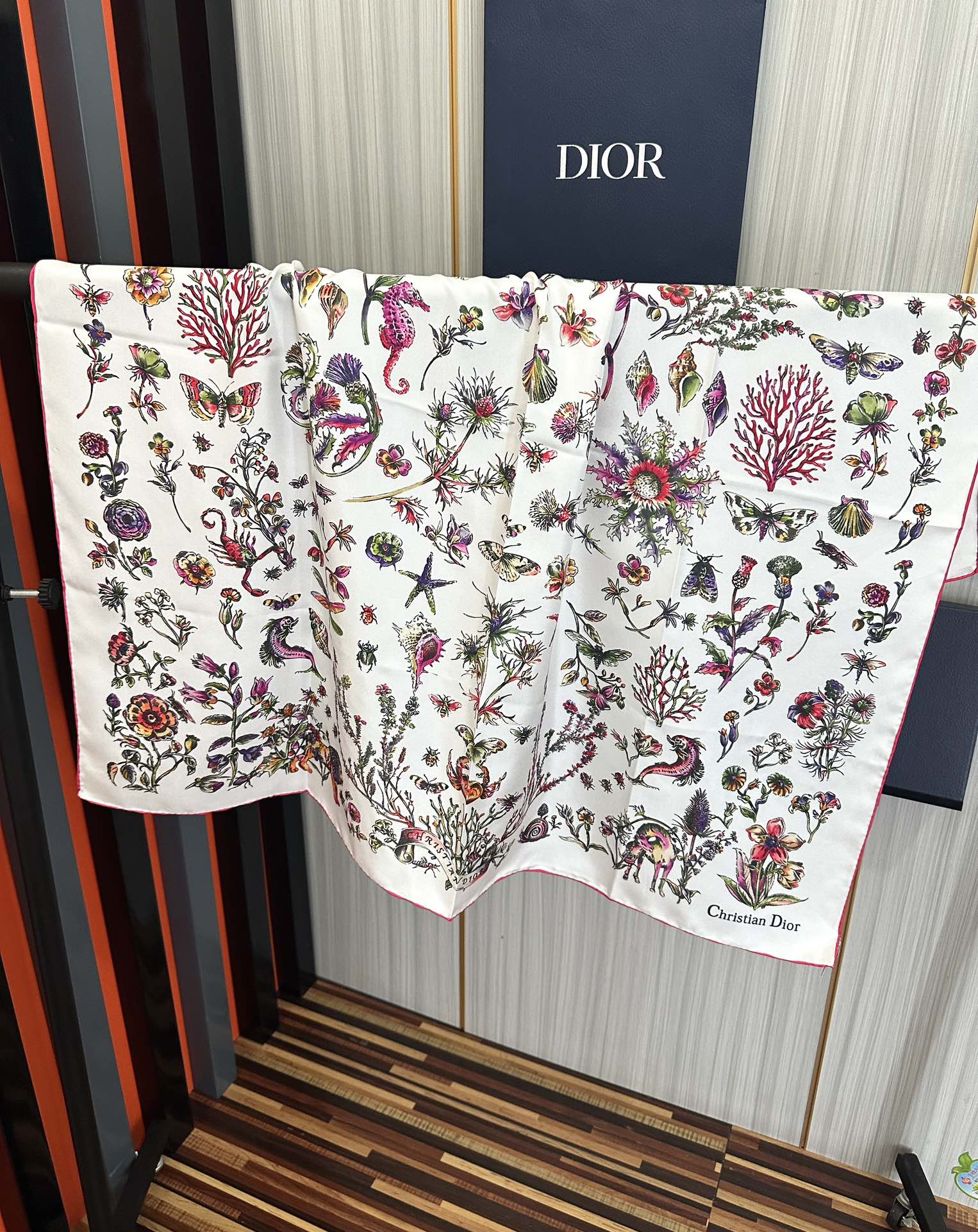 。上新Dior 最新款官网同步Camo PaPillon 图案印花庆祝以优雅而诗意的设计全新演绎蝴蝶主题