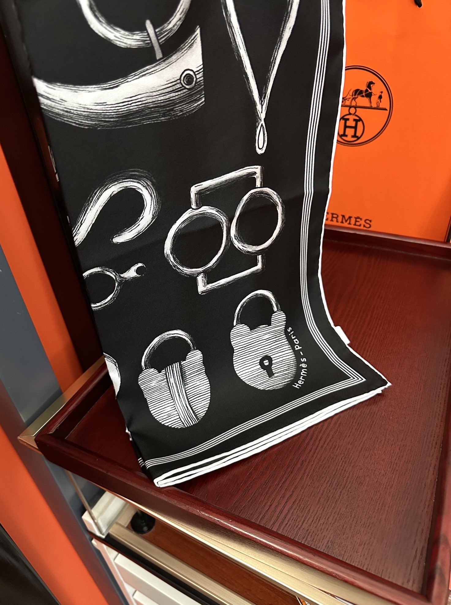 。高品质2025爱马仕最新款 官网同步 太阳精致卷边嘴唇太美了品质感很显好得意好搭到上瘾的丝巾色带着不显