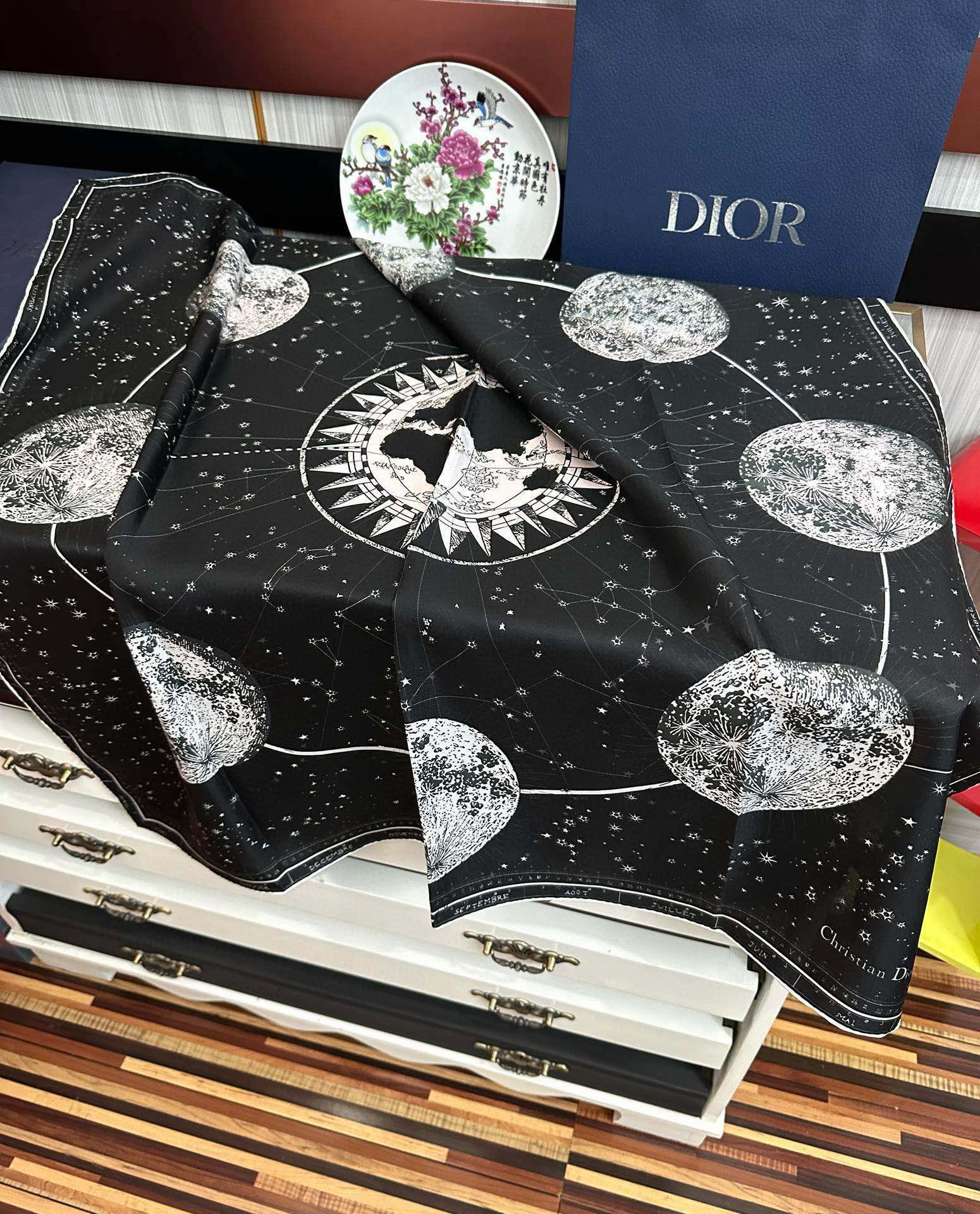 新款Dior 【星座系列】2025新款💦丝印花方巾是发布秀的款式庆祝Zodiac 印花玫瑰展示对星座的迷
