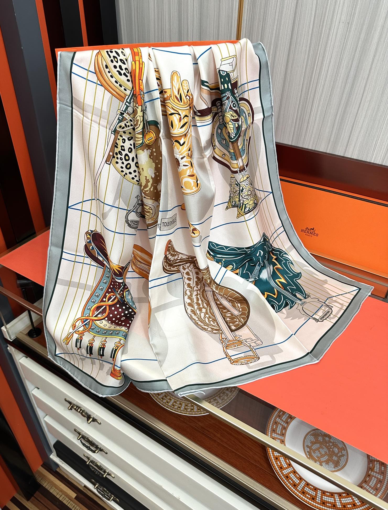 。2010HERMES 【鞍上世界】太阳精致卷边嘴唇太美了品质感很显好得意好搭到上瘾的丝巾色带着不显山不
