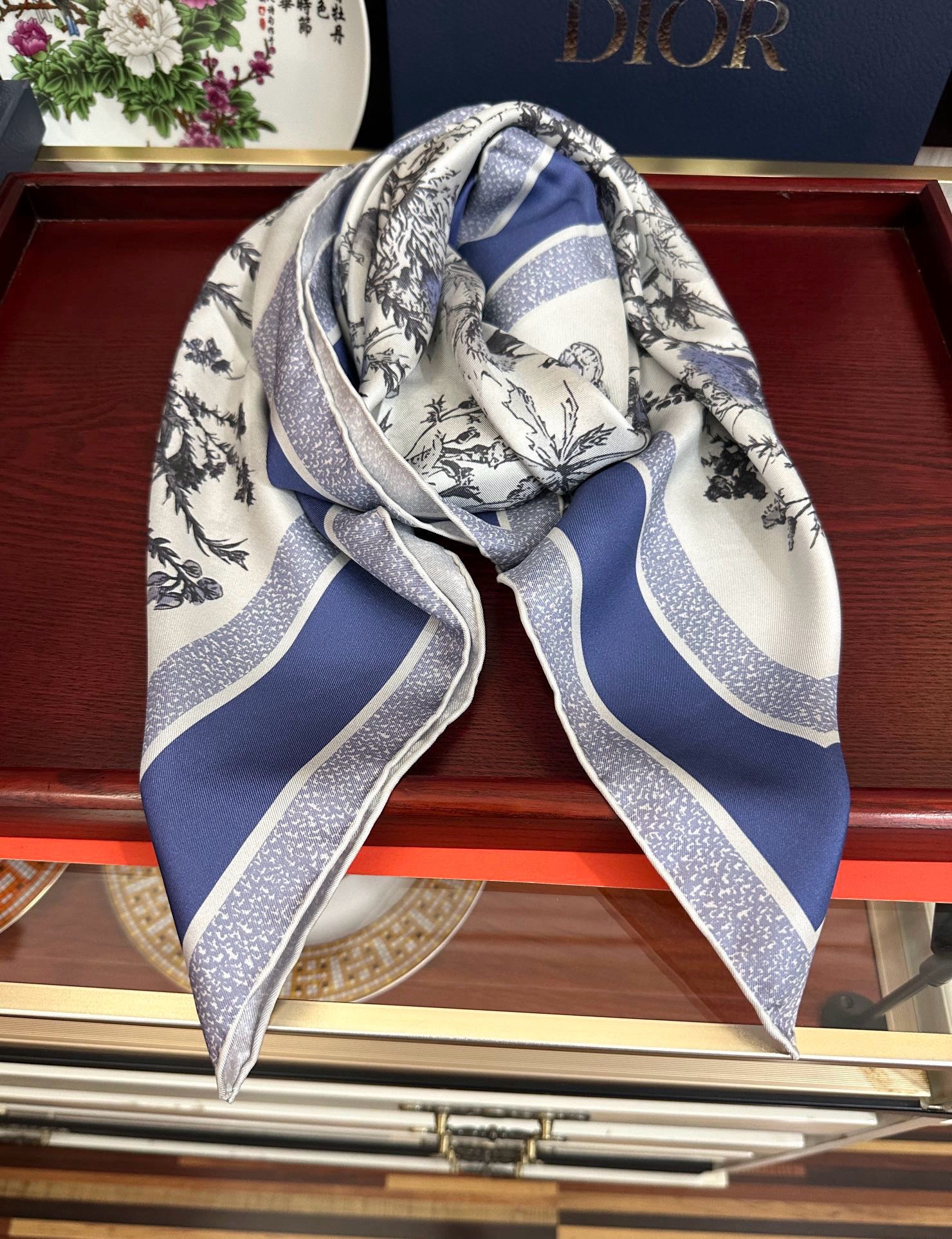  。高版本Dior Chardons 图案印花玫瑰展示象征着保护、韧性和自由的苏格兰国花得意采用白色和蓝