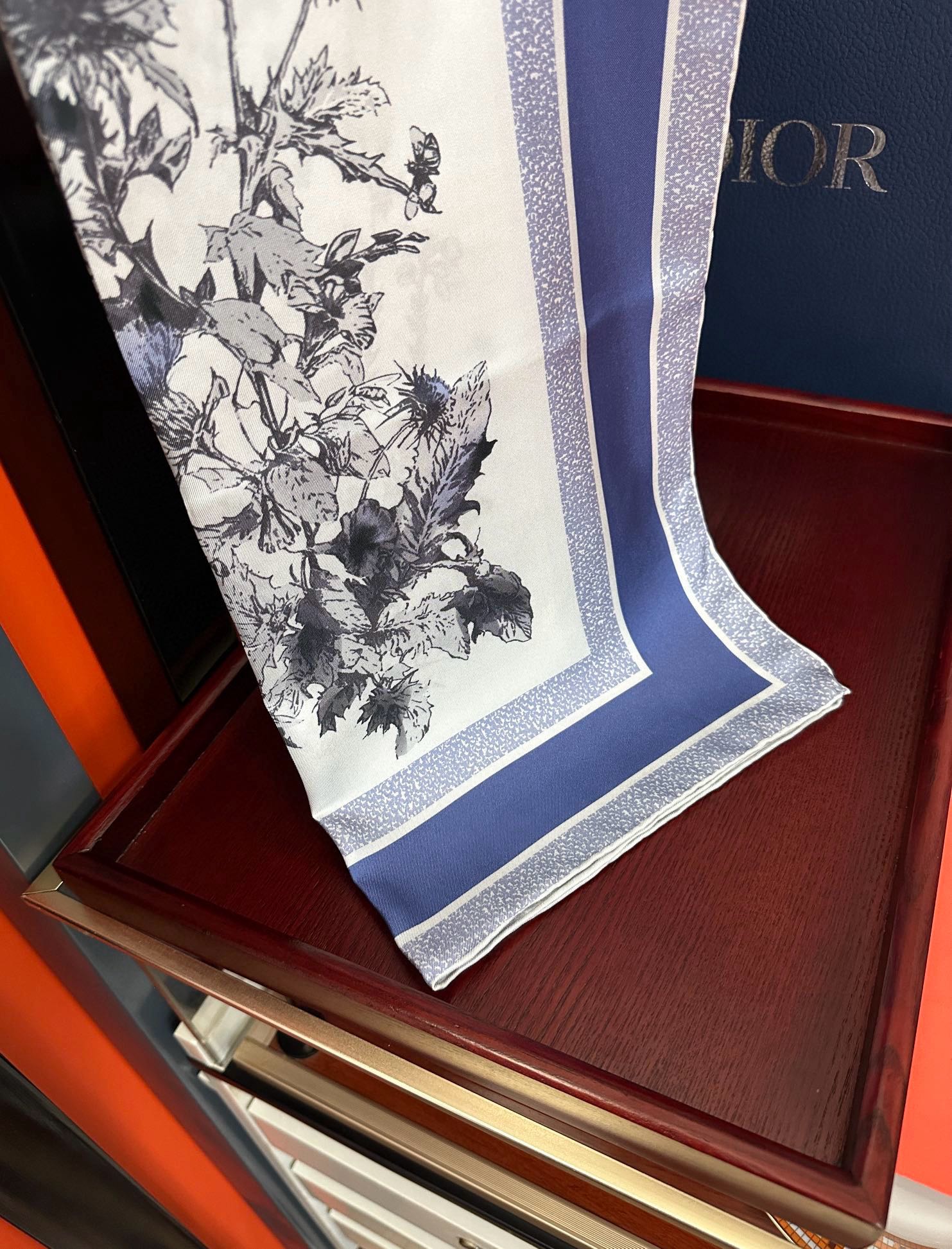 。高版本Dior Chardons 图案印花玫瑰展示象征着保护、韧性和自由的苏格兰国花得意采用白色和蓝