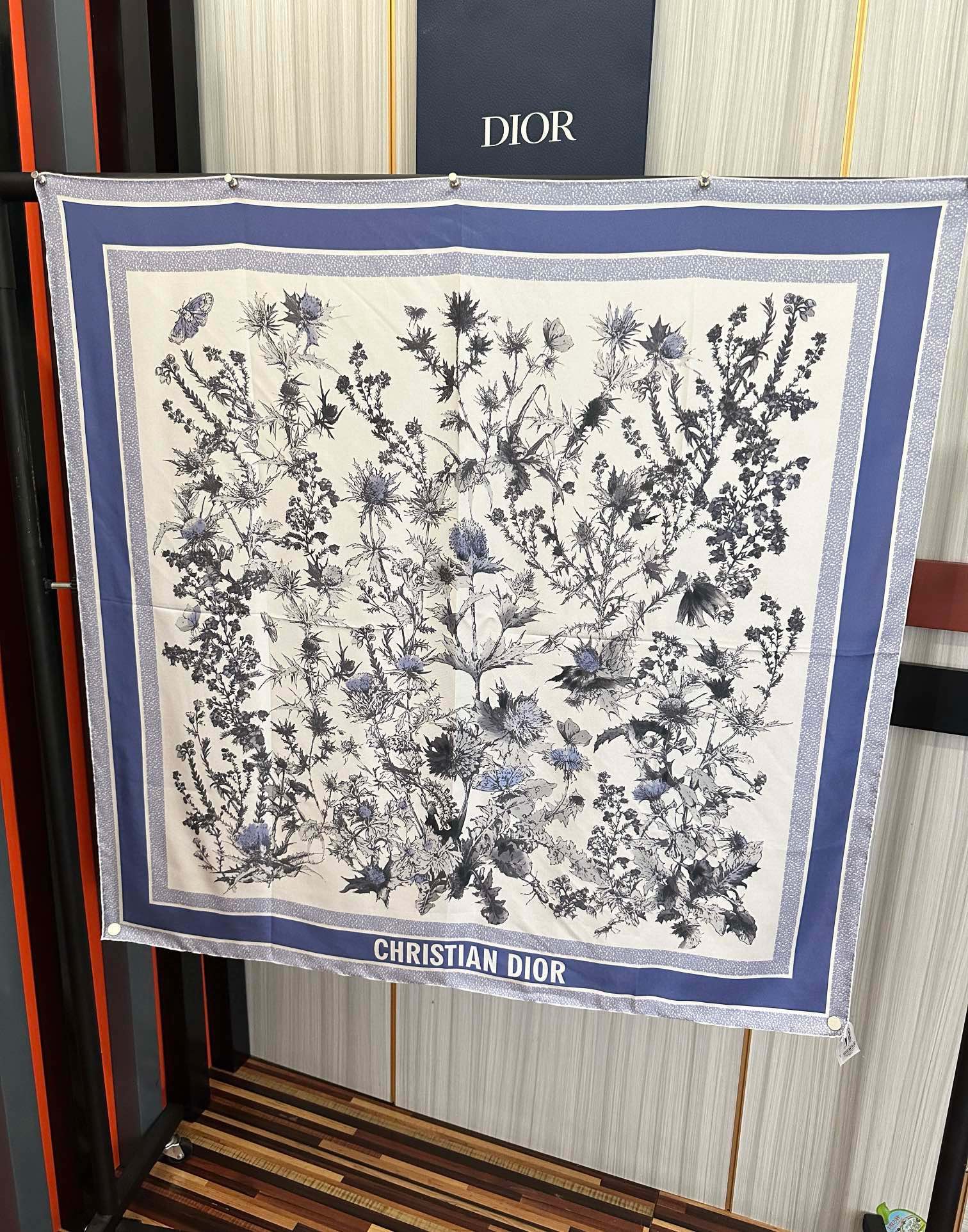  。高版本Dior Chardons 图案印花玫瑰展示象征着保护、韧性和自由的苏格兰国花得意采用白色和蓝