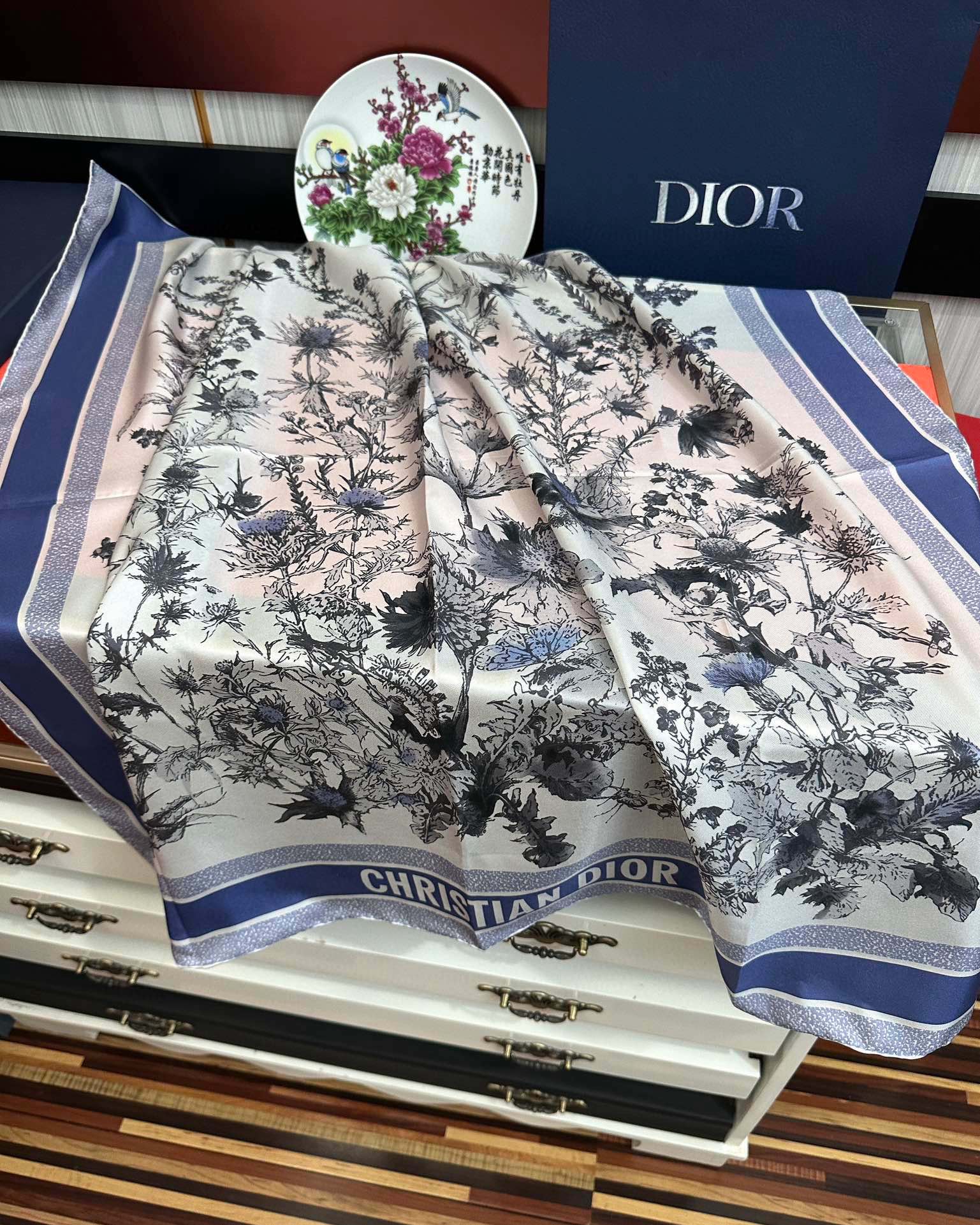  。高版本Dior Chardons 图案印花玫瑰展示象征着保护、韧性和自由的苏格兰国花得意采用白色和蓝
