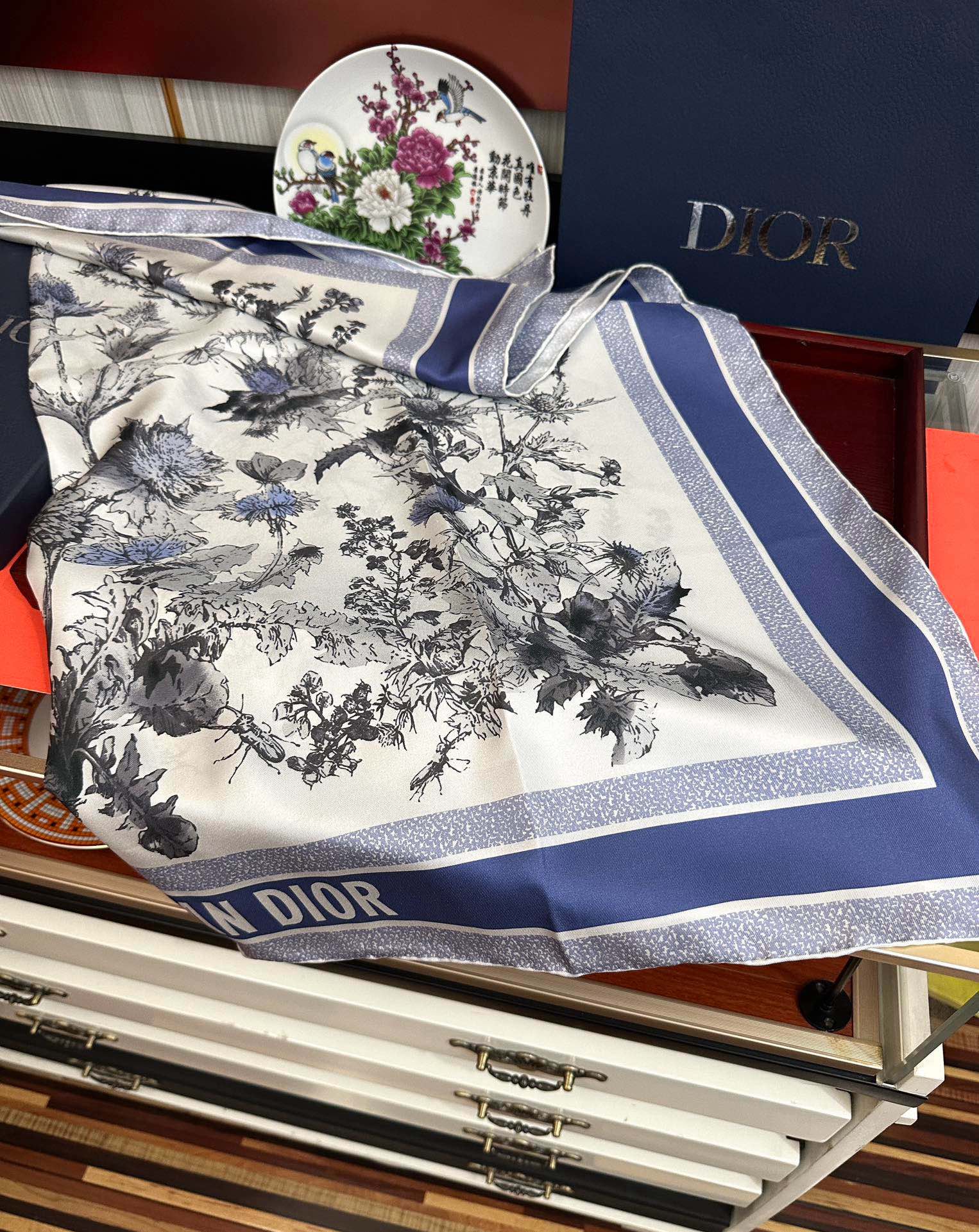  。高版本Dior Chardons 图案印花玫瑰展示象征着保护、韧性和自由的苏格兰国花得意采用白色和蓝