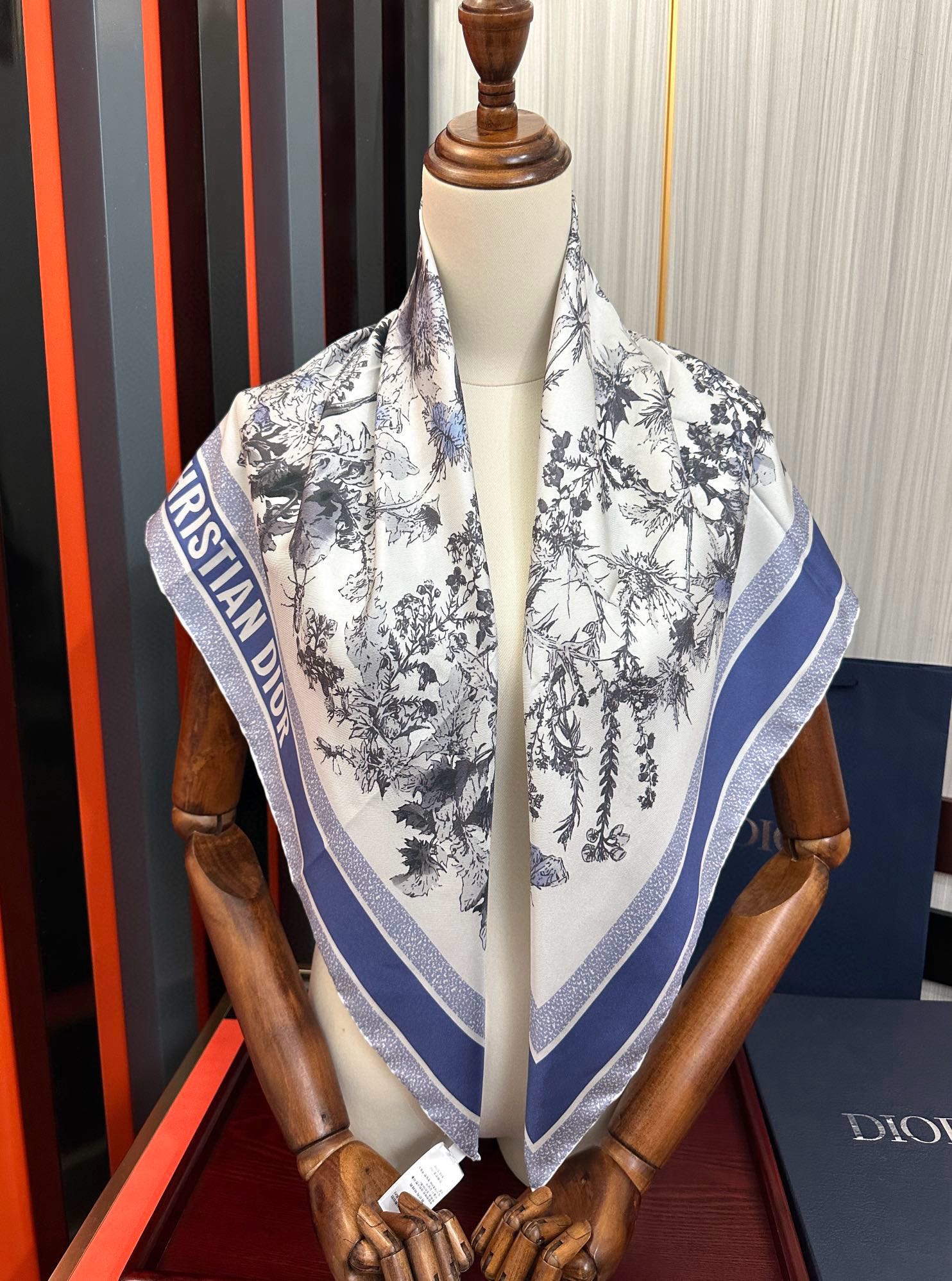  。高版本Dior Chardons 图案印花玫瑰展示象征着保护、韧性和自由的苏格兰国花得意采用白色和蓝