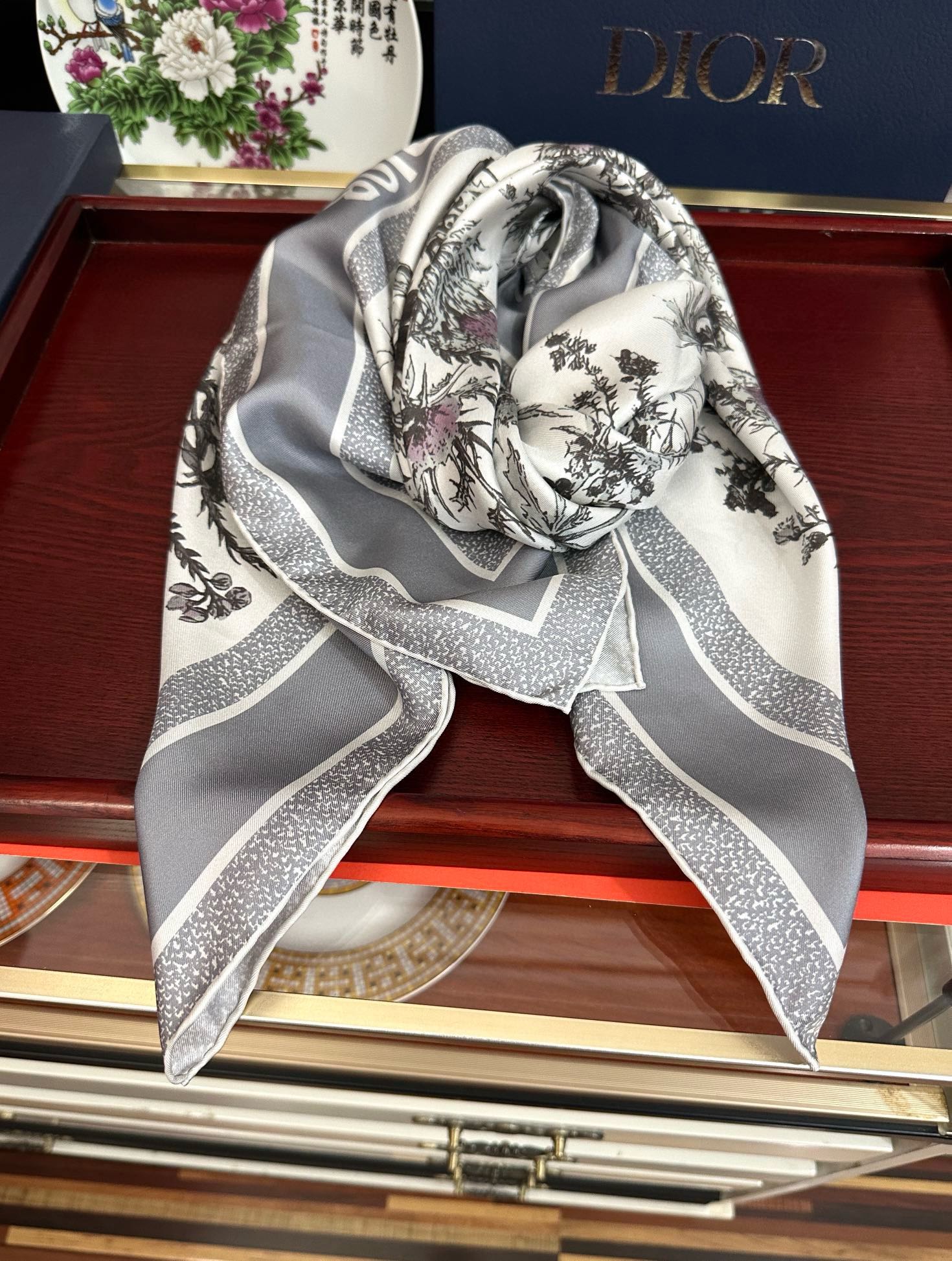  。高版本Dior Chardons 图案印花玫瑰展示象征着保护、韧性和自由的苏格兰国花得意采用白色和蓝