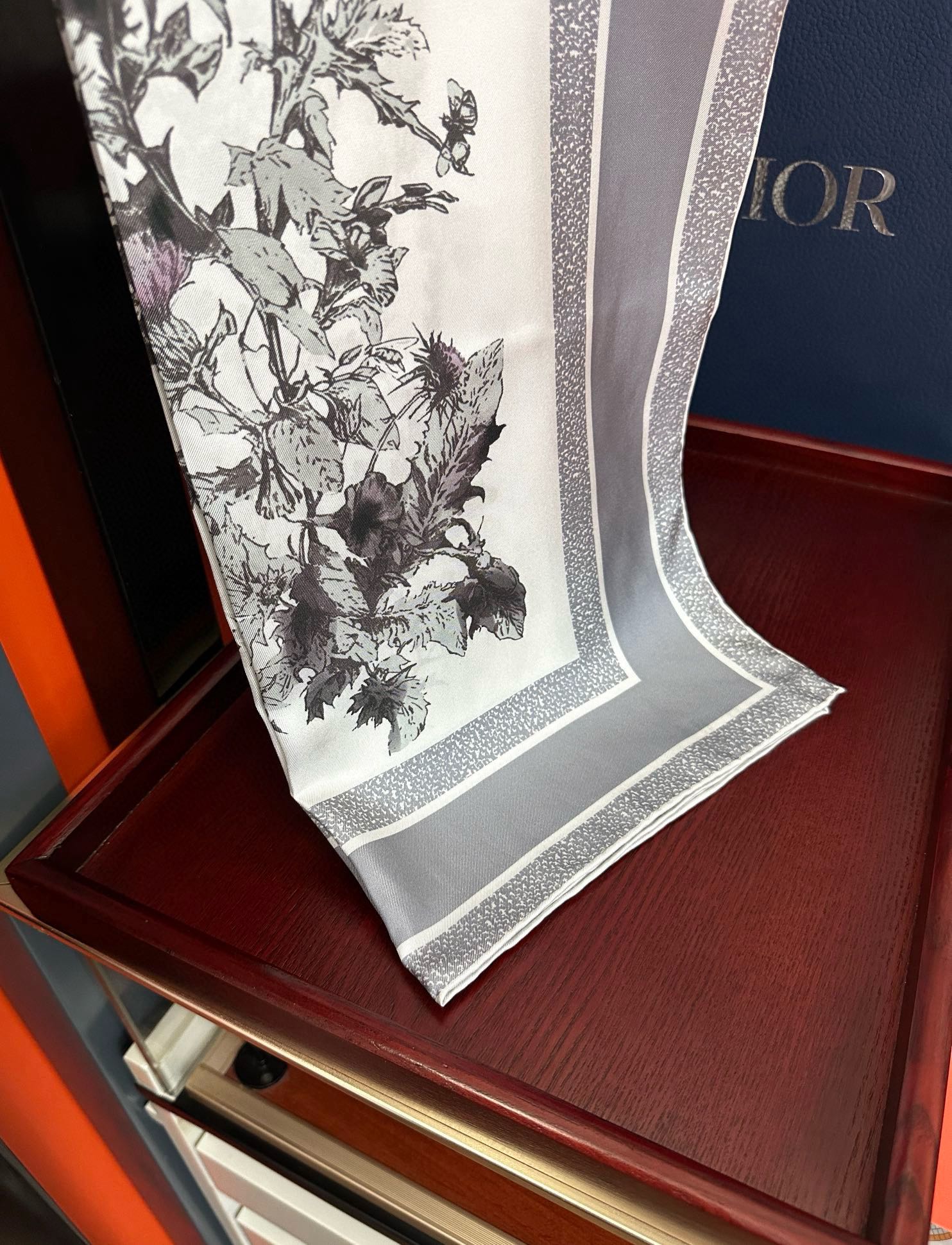  。高版本Dior Chardons 图案印花玫瑰展示象征着保护、韧性和自由的苏格兰国花得意采用白色和蓝