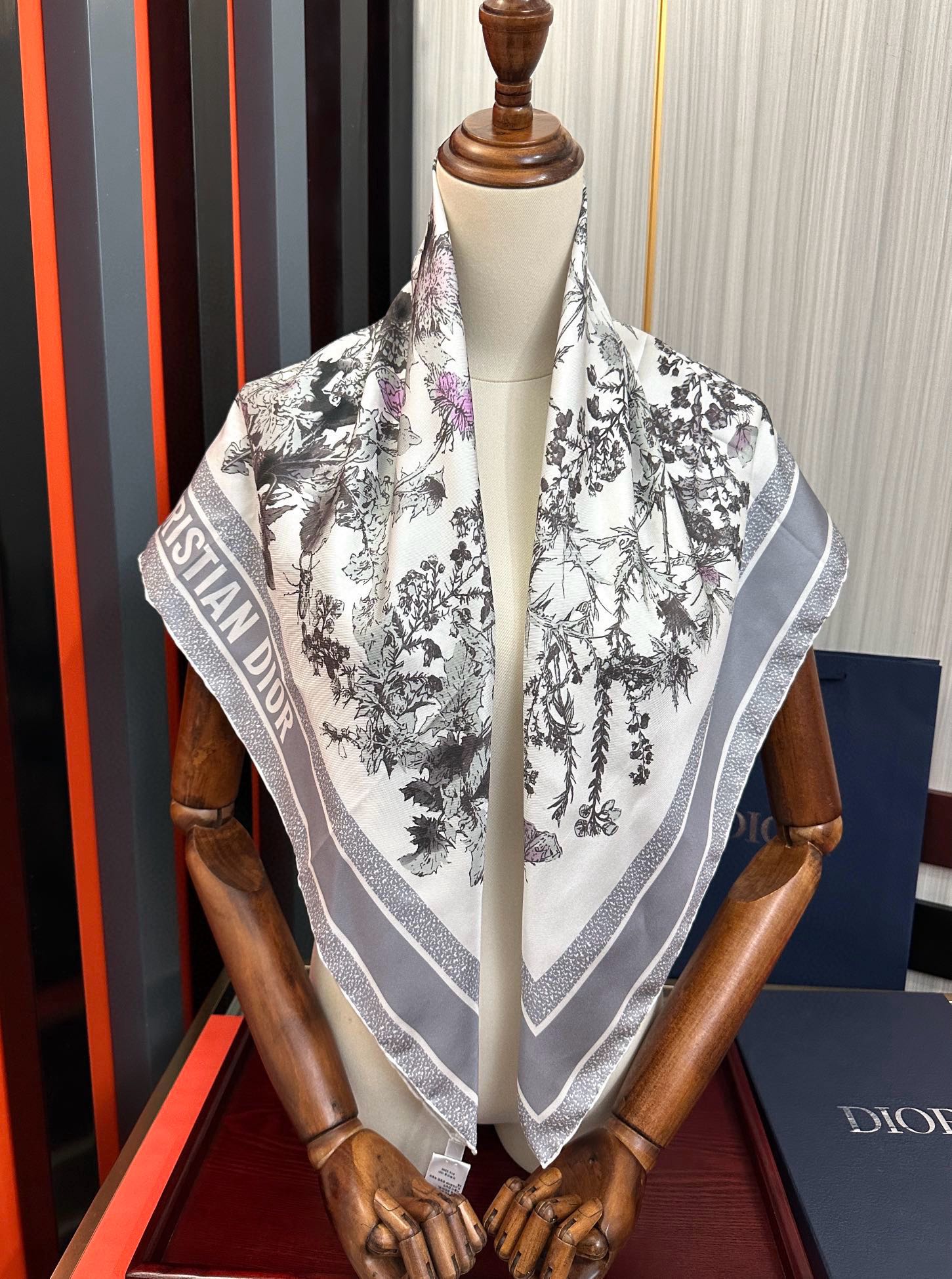  。高版本Dior Chardons 图案印花玫瑰展示象征着保护、韧性和自由的苏格兰国花得意采用白色和蓝