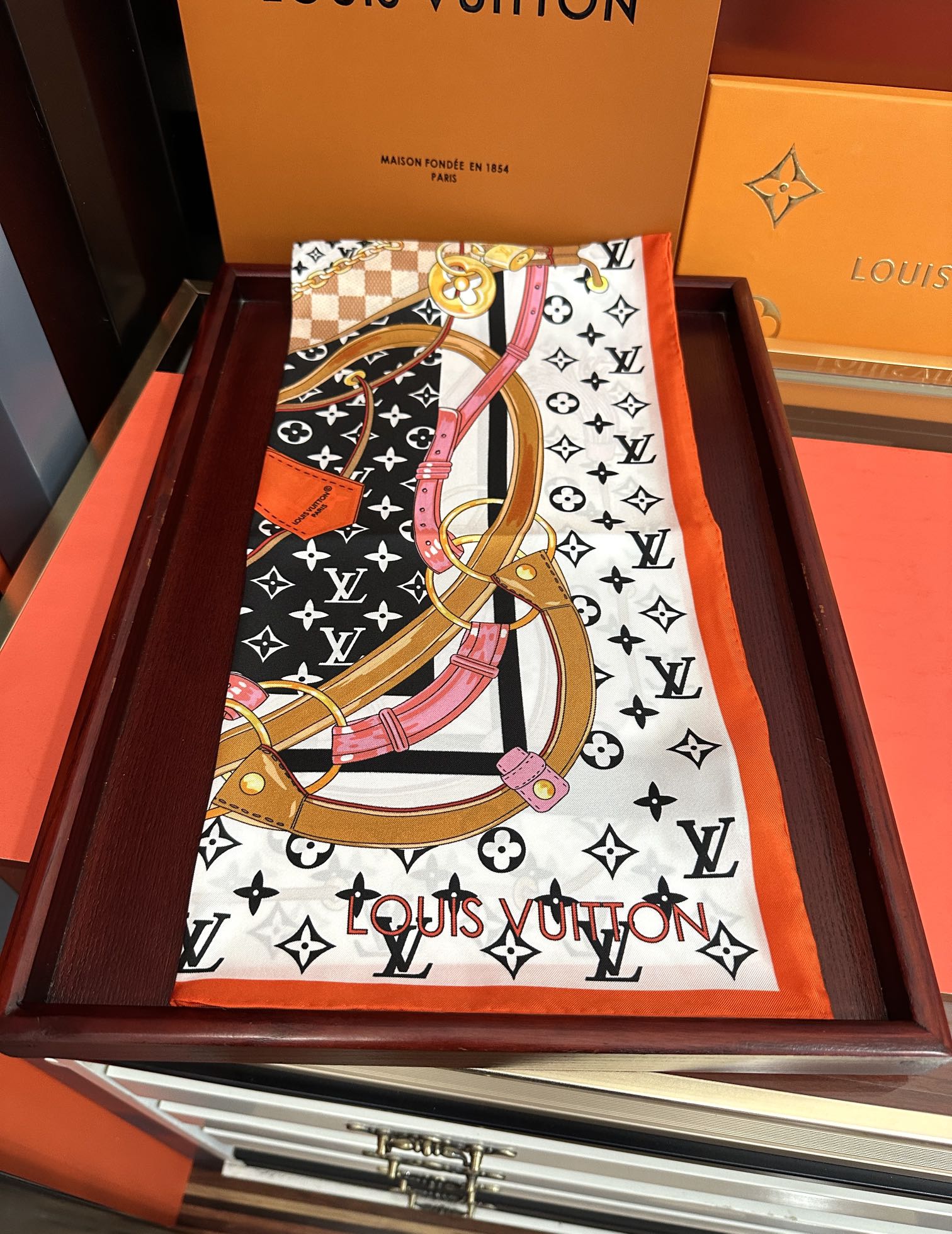 。 高版本LV 官网同步👍太美了庆祝Flower And StraPs 真丝方巾以瞩目笔触彰显雅致风范得