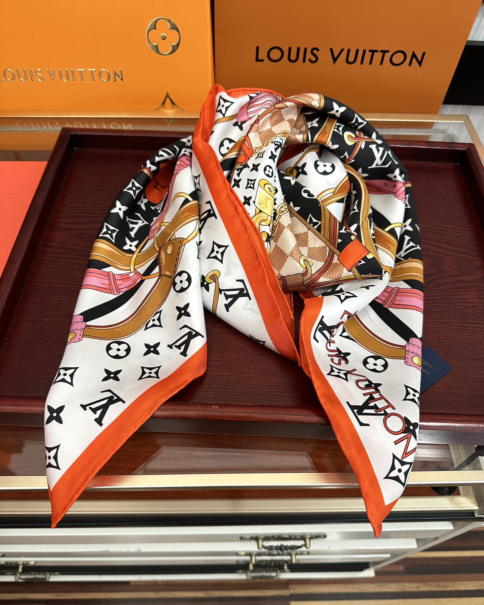 。 高版本LV 官网同步👍太美了庆祝Flower And StraPs 真丝方巾以瞩目笔触彰显雅致风范得