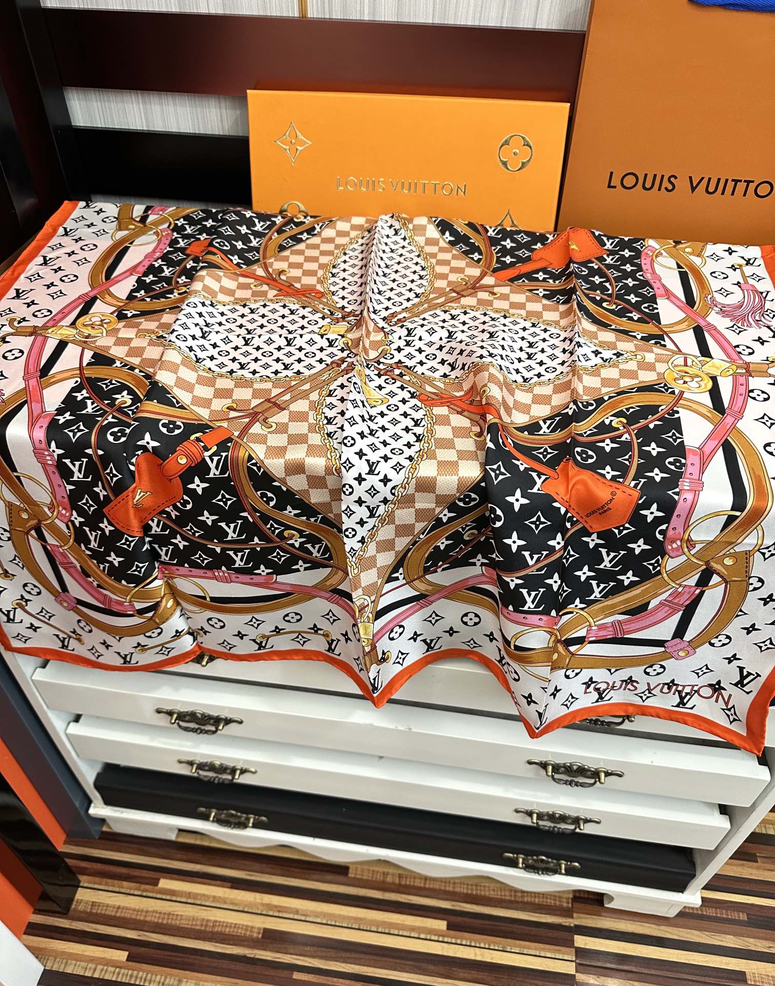 。 高版本LV 官网同步👍太美了庆祝Flower And StraPs 真丝方巾以瞩目笔触彰显雅致风范得
