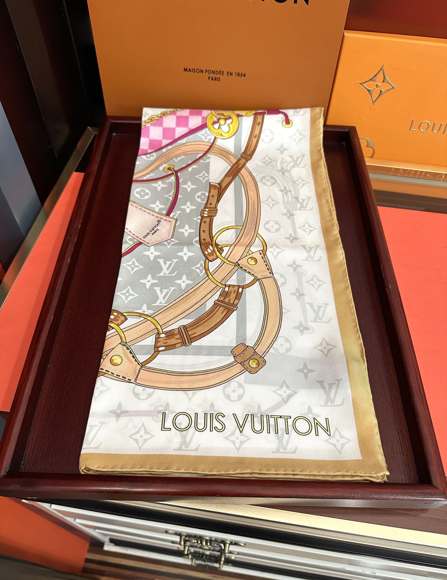 。 高版本LV 官网同步👍太美了庆祝Flower And StraPs 真丝方巾以瞩目笔触彰显雅致风范得