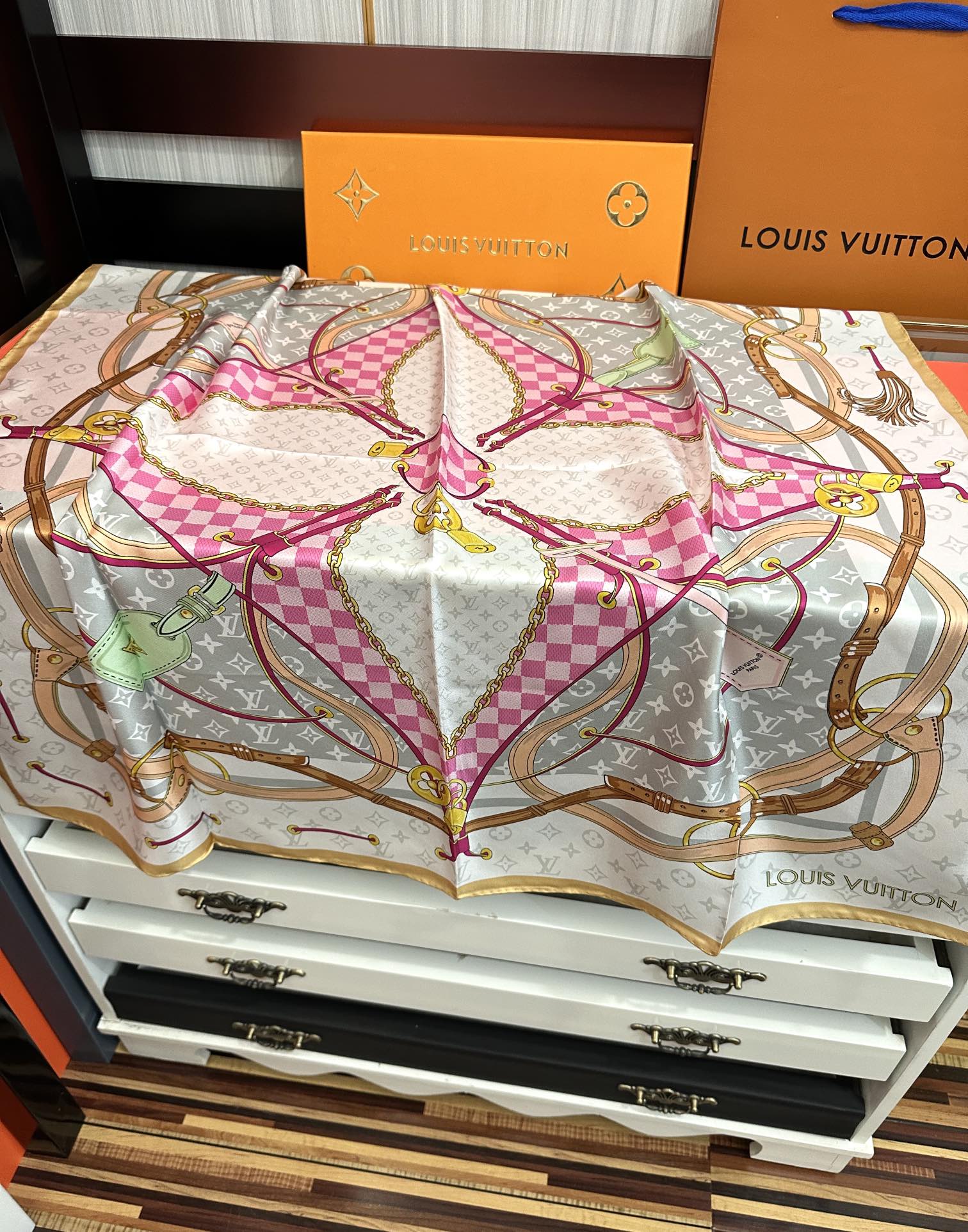 。 高版本LV 官网同步👍太美了庆祝Flower And StraPs 真丝方巾以瞩目笔触彰显雅致风范得