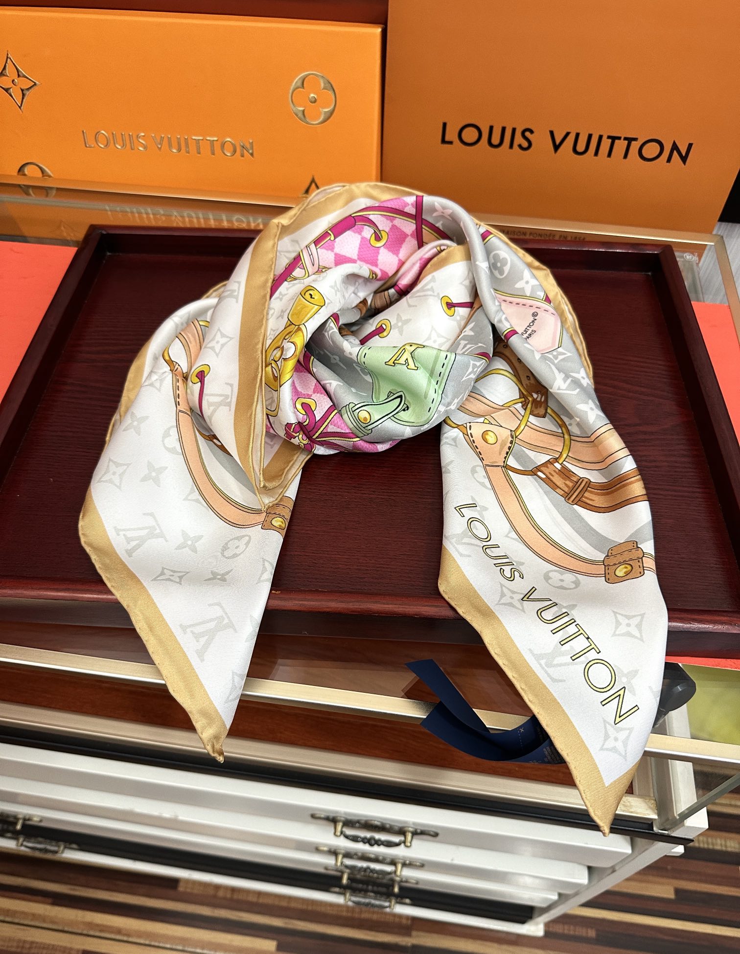 。 高版本LV 官网同步👍太美了庆祝Flower And StraPs 真丝方巾以瞩目笔触彰显雅致风范得