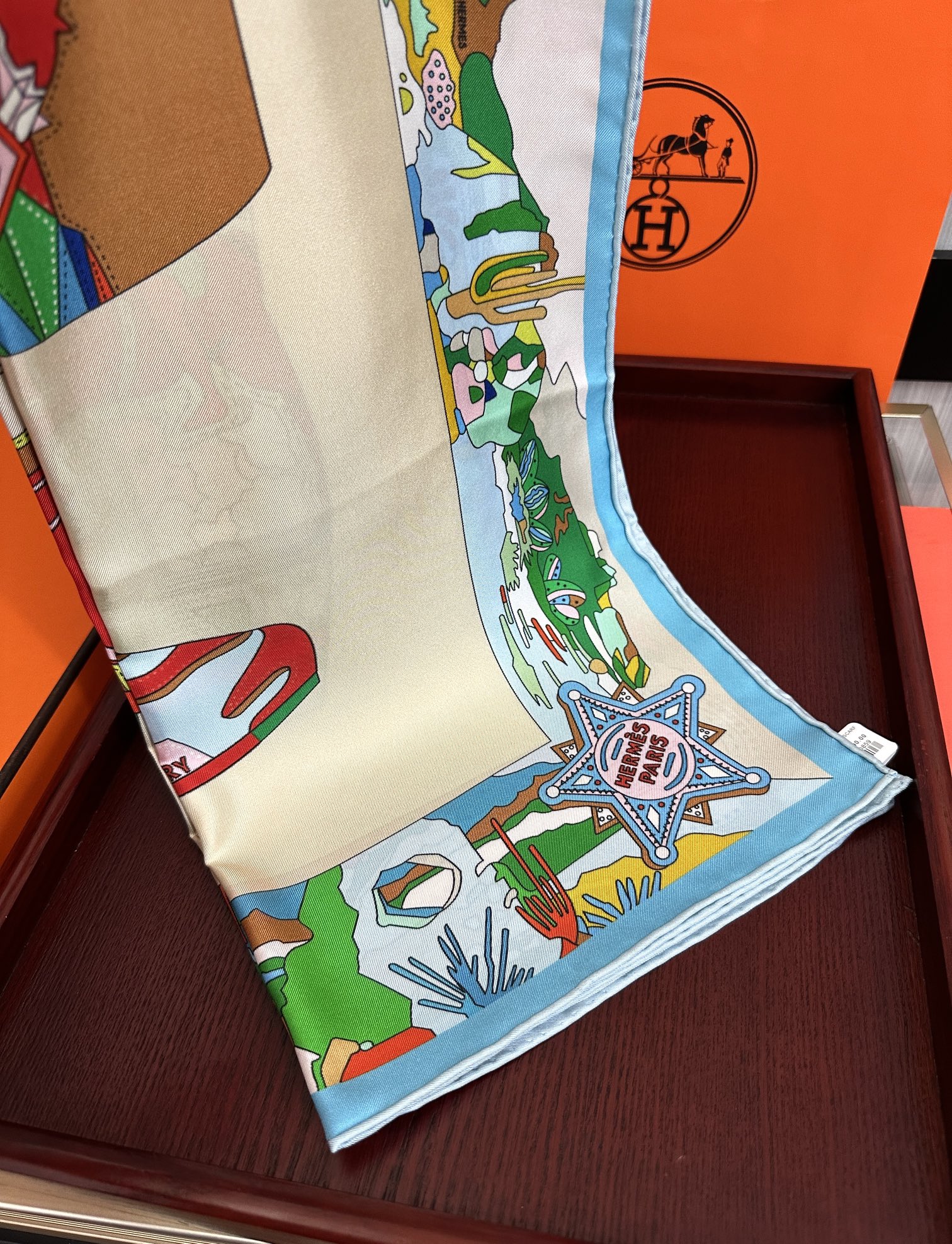 高版本2025 。HERMES 重磅庆祝女士小姐姐们必备款方巾嘴唇精简时髦，太美了發品质感很显好得意好搭