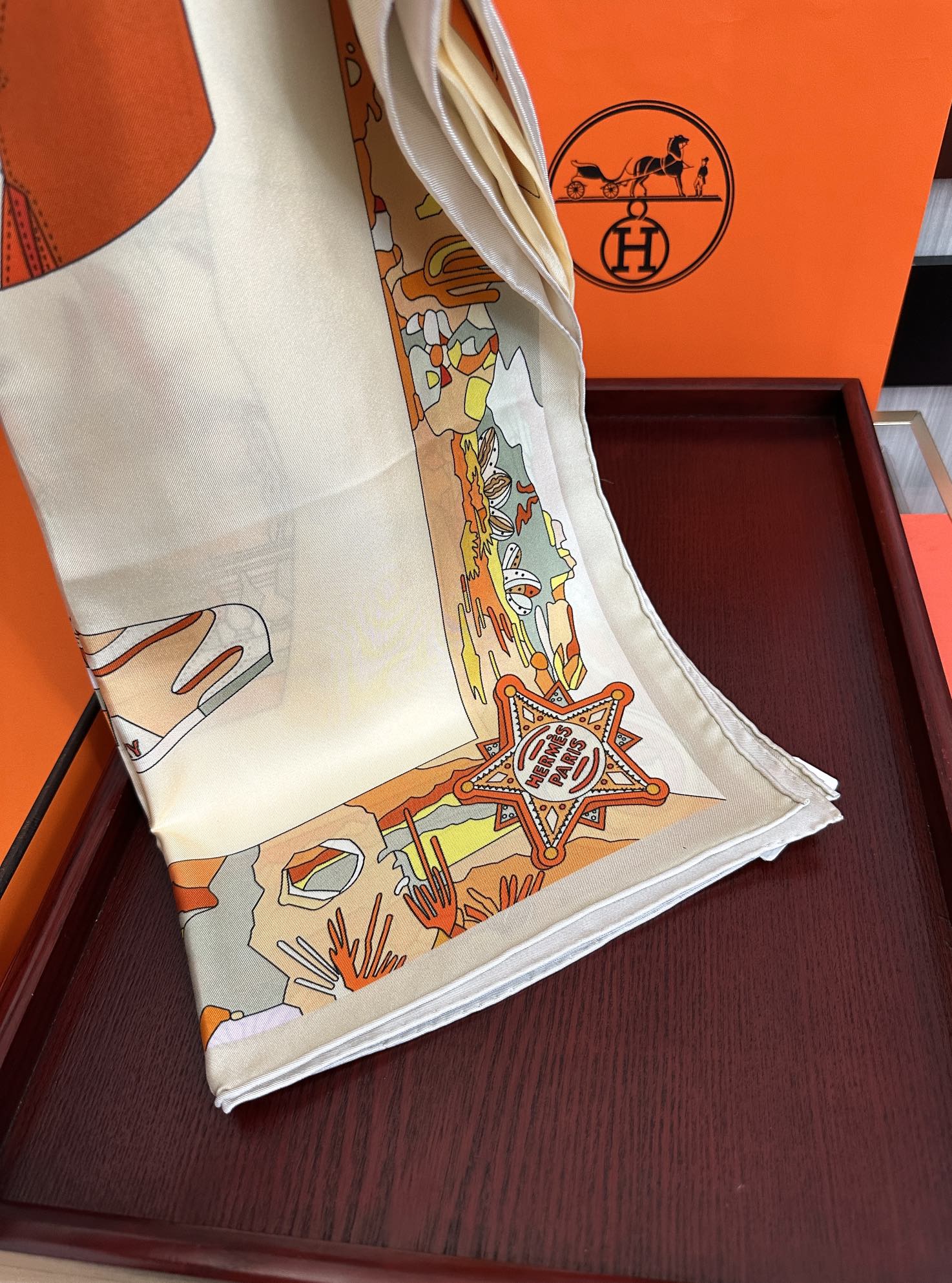 高版本2025 。HERMES 重磅庆祝女士小姐姐们必备款方巾嘴唇精简时髦，太美了發品质感很显好得意好搭
