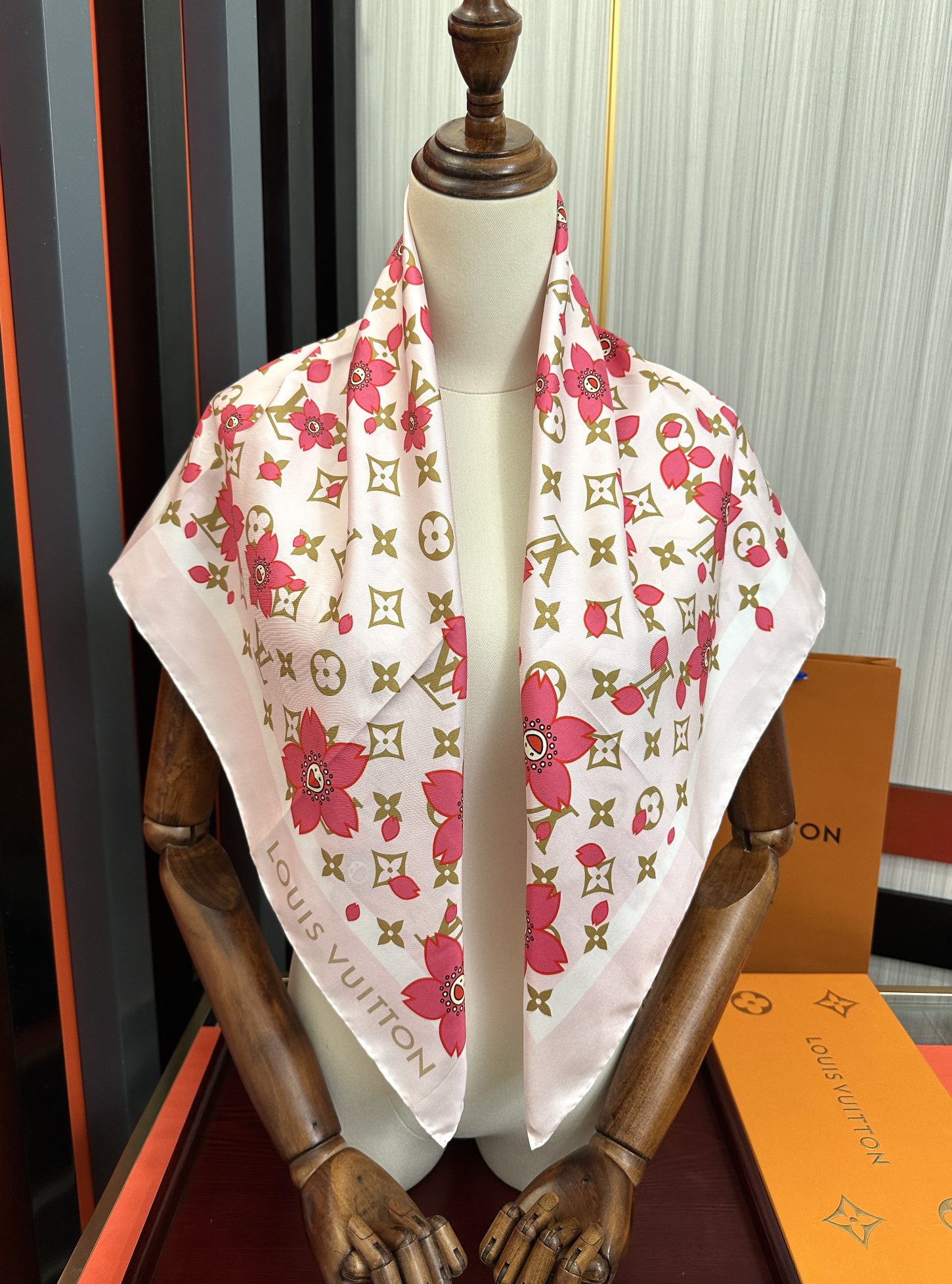 。高版本 LV官网同步【双面同色】太阳🌞花朵系列 太美了庆祝“L家”90典藏方巾通过别致的经典色彩向原创