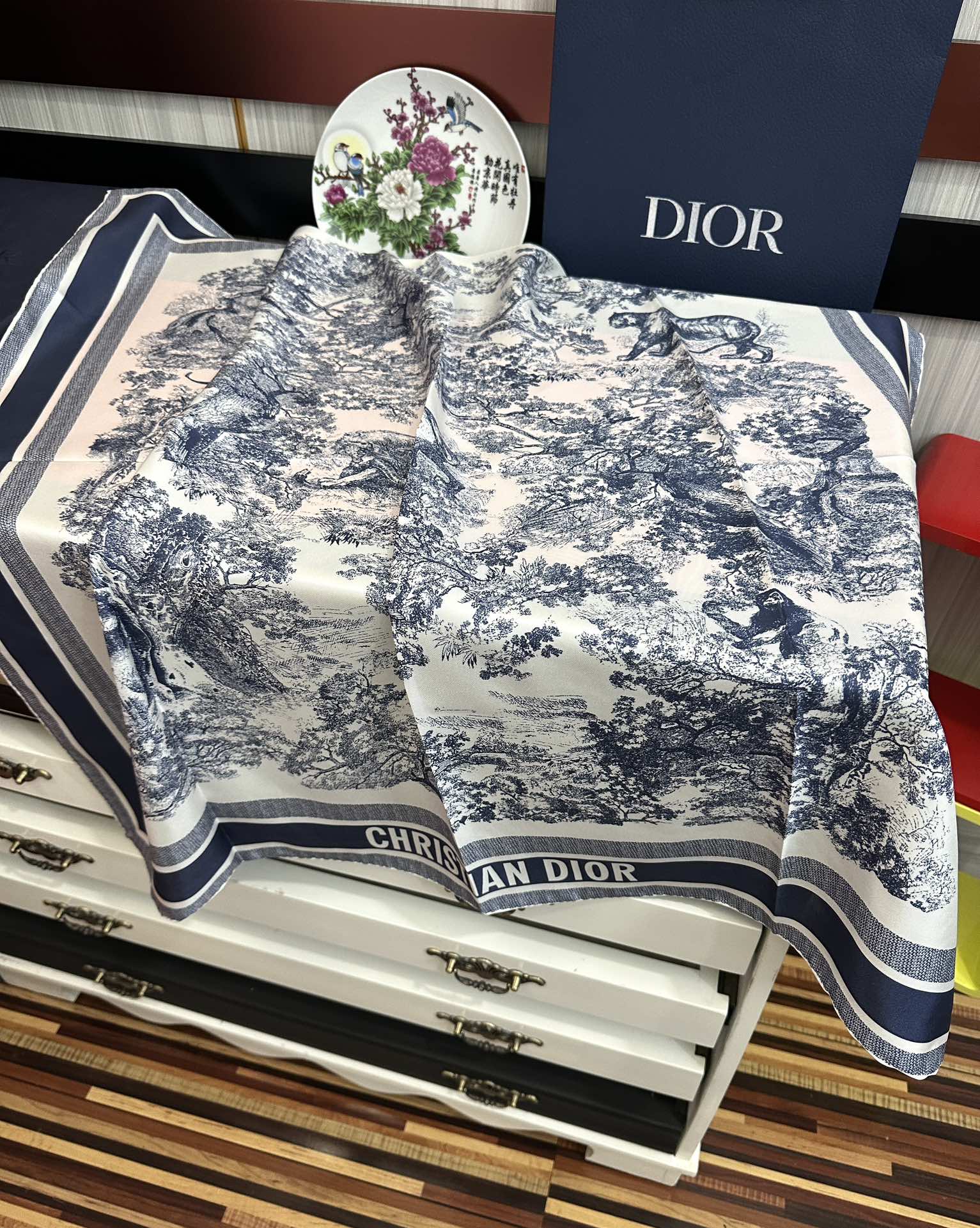 。Dior 印花方巾 2025【18姆米双面同色】庆祝Sauvage 茹伊印花这款方巾以经典的 Sauv