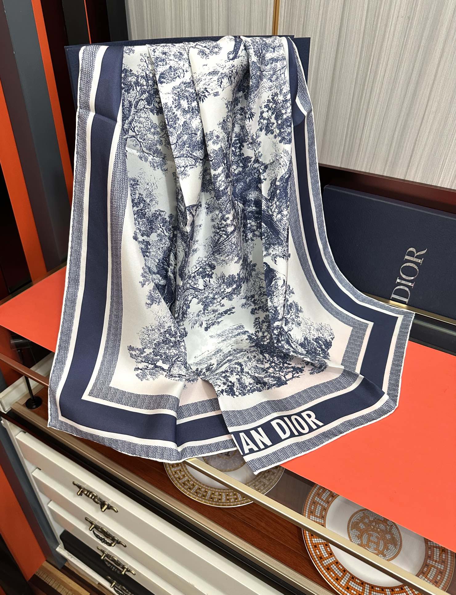 。Dior 印花方巾 2025【18姆米双面同色】庆祝Sauvage 茹伊印花这款方巾以经典的 Sauv