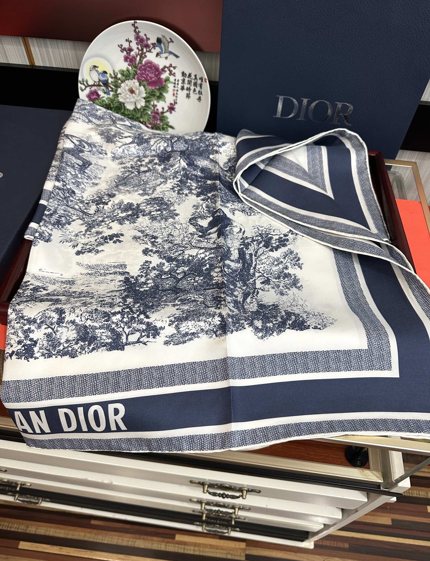 。Dior 印花方巾 2025【18姆米双面同色】庆祝Sauvage 茹伊印花这款方巾以经典的 Sauv
