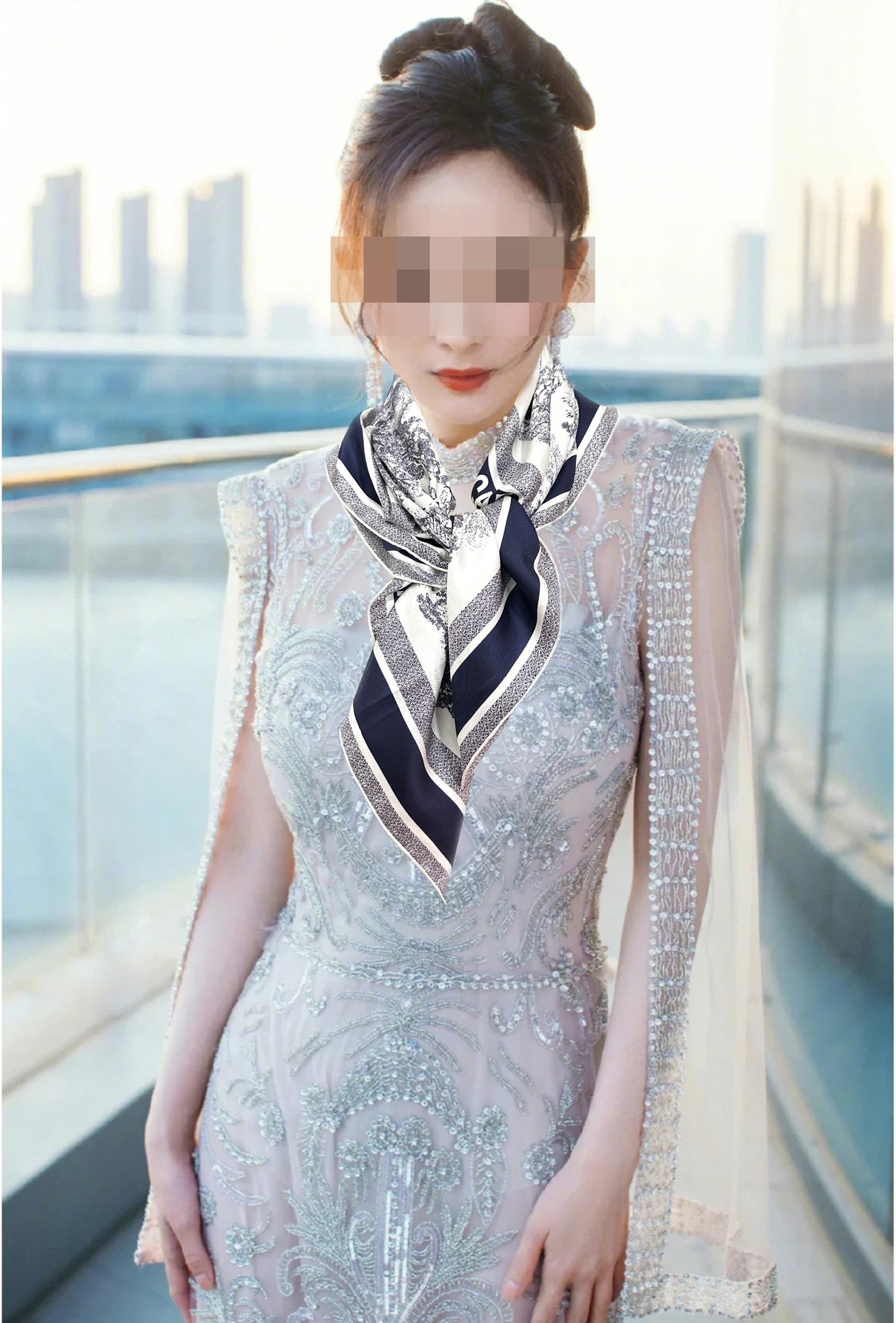 。Dior 印花方巾 2025【18姆米双面同色】庆祝Sauvage 茹伊印花这款方巾以经典的 Sauv