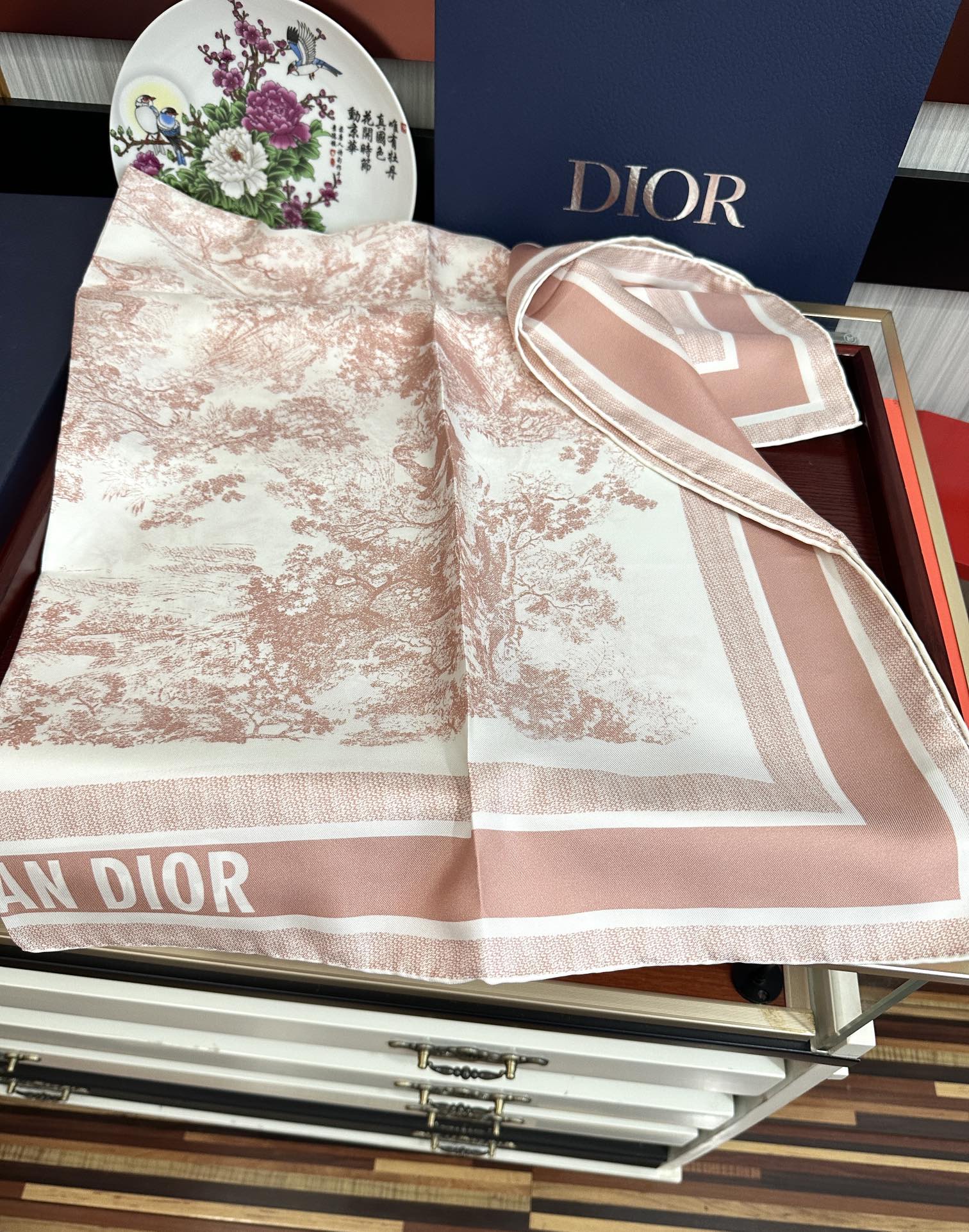 。Dior 印花方巾 2025【18姆米双面同色】庆祝Sauvage 茹伊印花这款方巾以经典的 Sauv