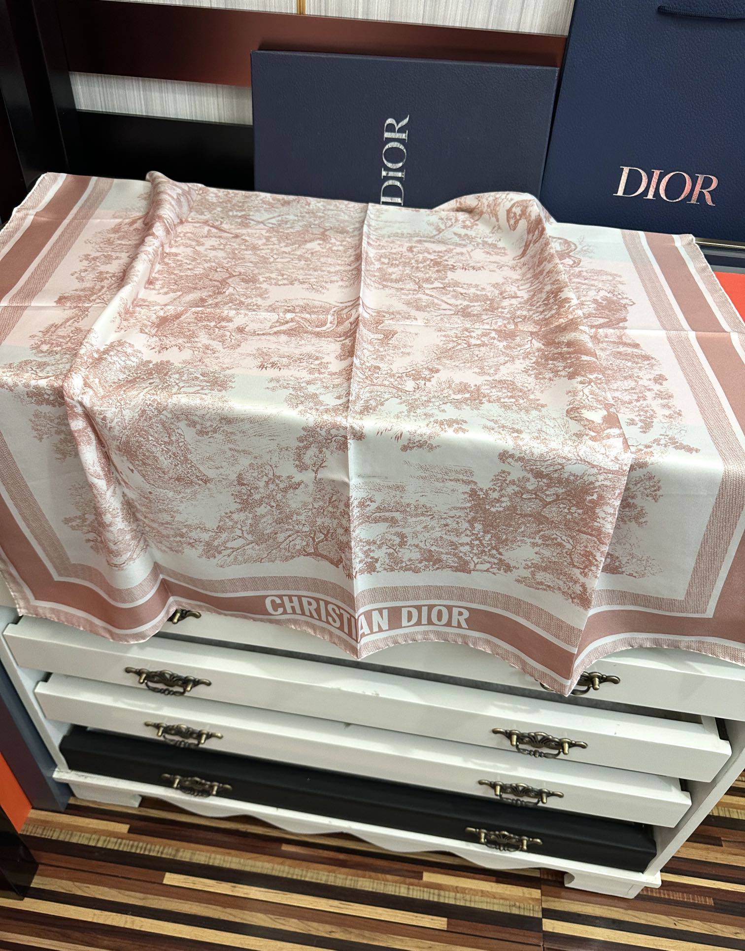 。Dior 印花方巾 2025【18姆米双面同色】庆祝Sauvage 茹伊印花这款方巾以经典的 Sauv