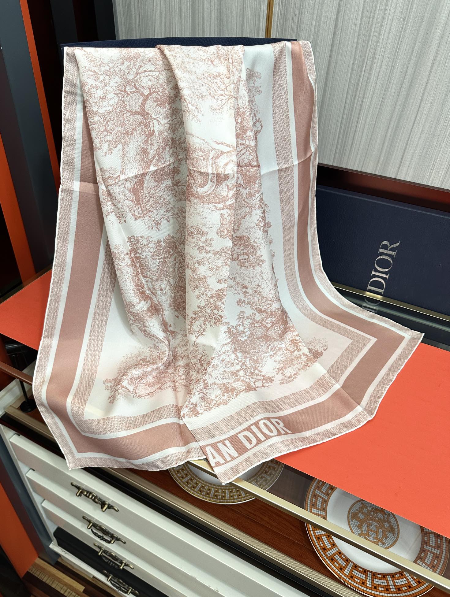 。Dior 印花方巾 2025【18姆米双面同色】庆祝Sauvage 茹伊印花这款方巾以经典的 Sauv