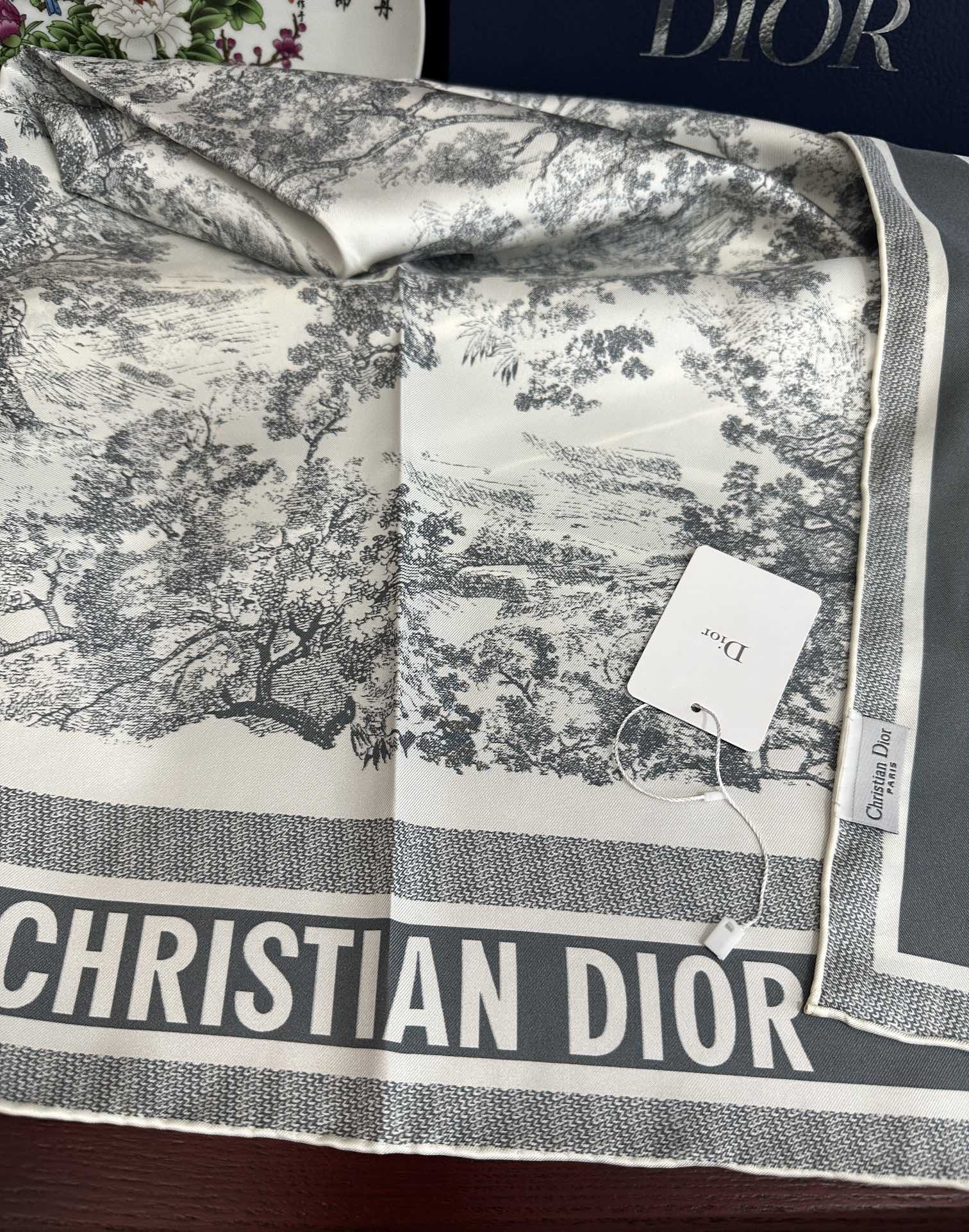 。Dior 印花方巾 2025【18姆米双面同色】庆祝Sauvage 茹伊印花这款方巾以经典的 Sauv