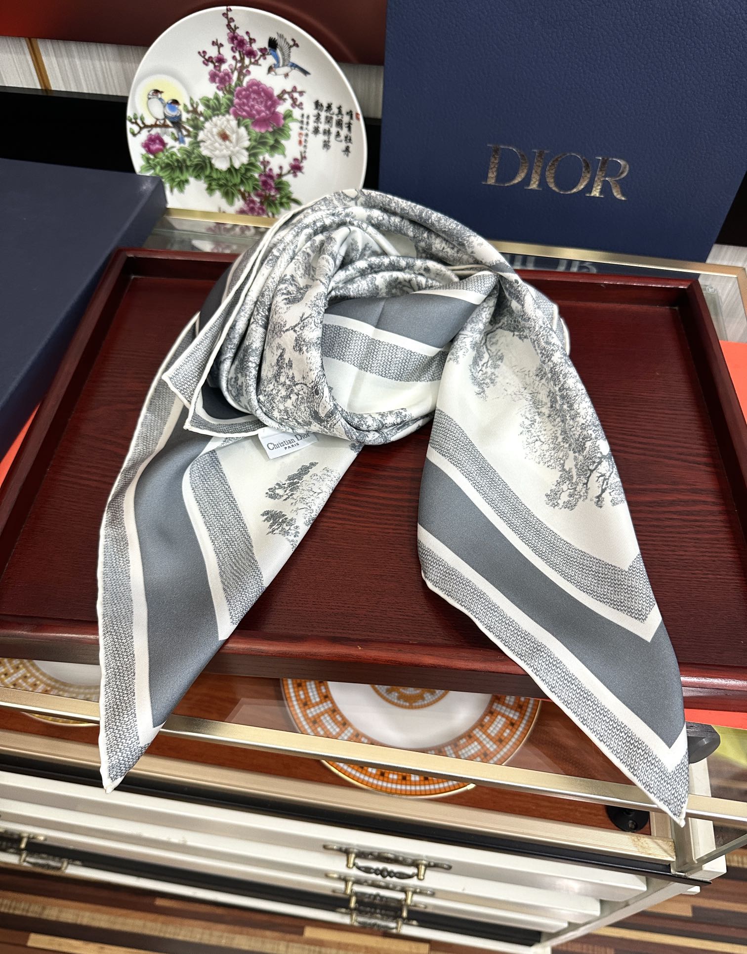 。Dior 印花方巾 2025【18姆米双面同色】庆祝Sauvage 茹伊印花这款方巾以经典的 Sauv