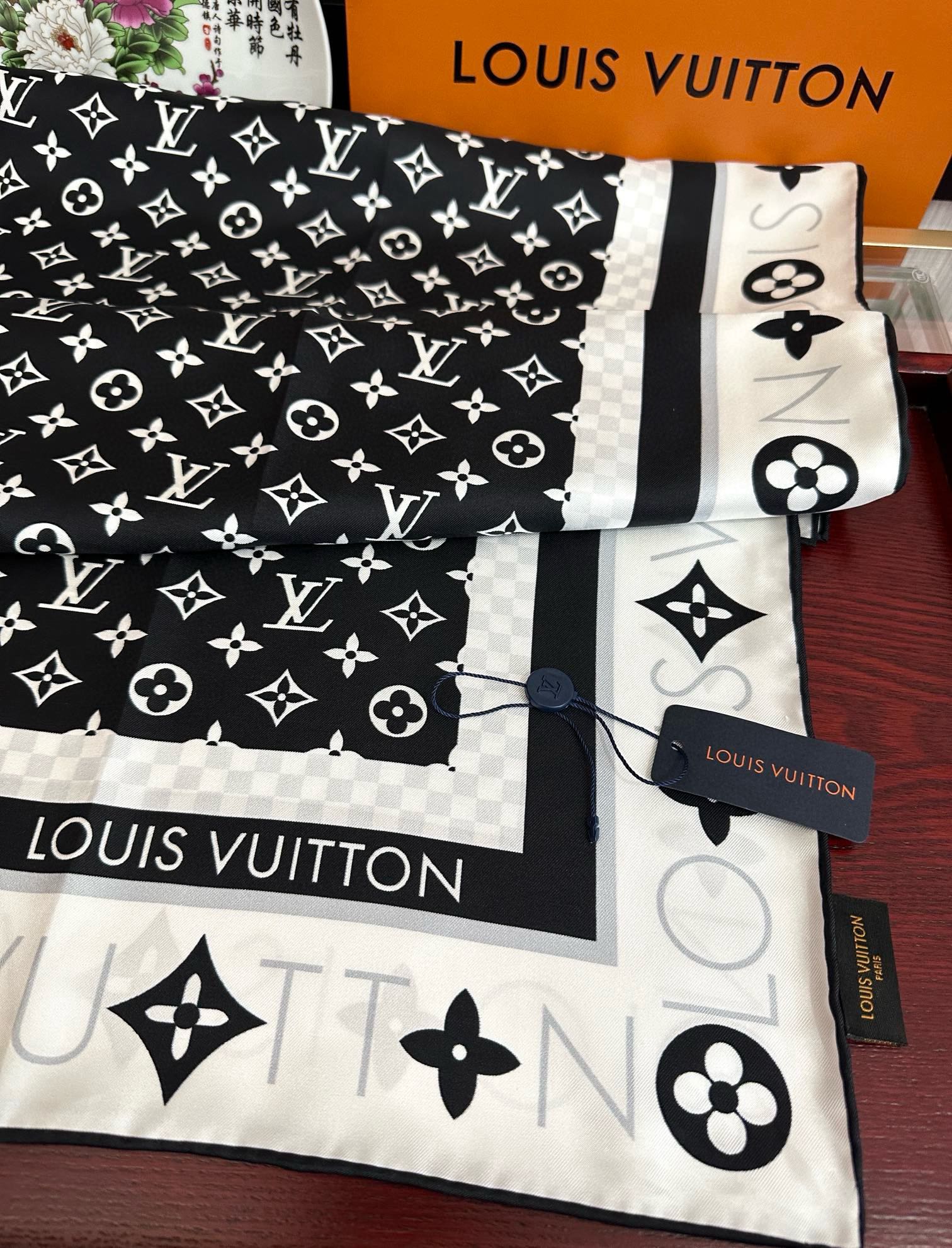 太阳 LV 25官网同步【双面同色】随便怎么围都好看發太美了庆祝顶级的设计發风格非常适合夏天搭配色随便怎
