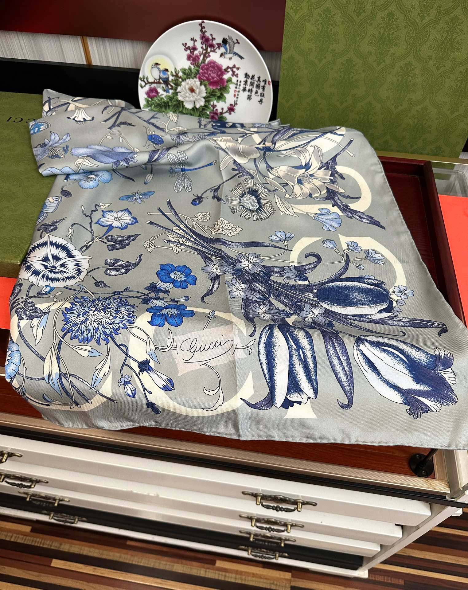  。新款 古奇《花卉丝巾》斜纹真丝 精致手工卷边庆祝光泽柔滑且垂感极佳得意以典雅的蓝色为基调嘴唇将品牌标