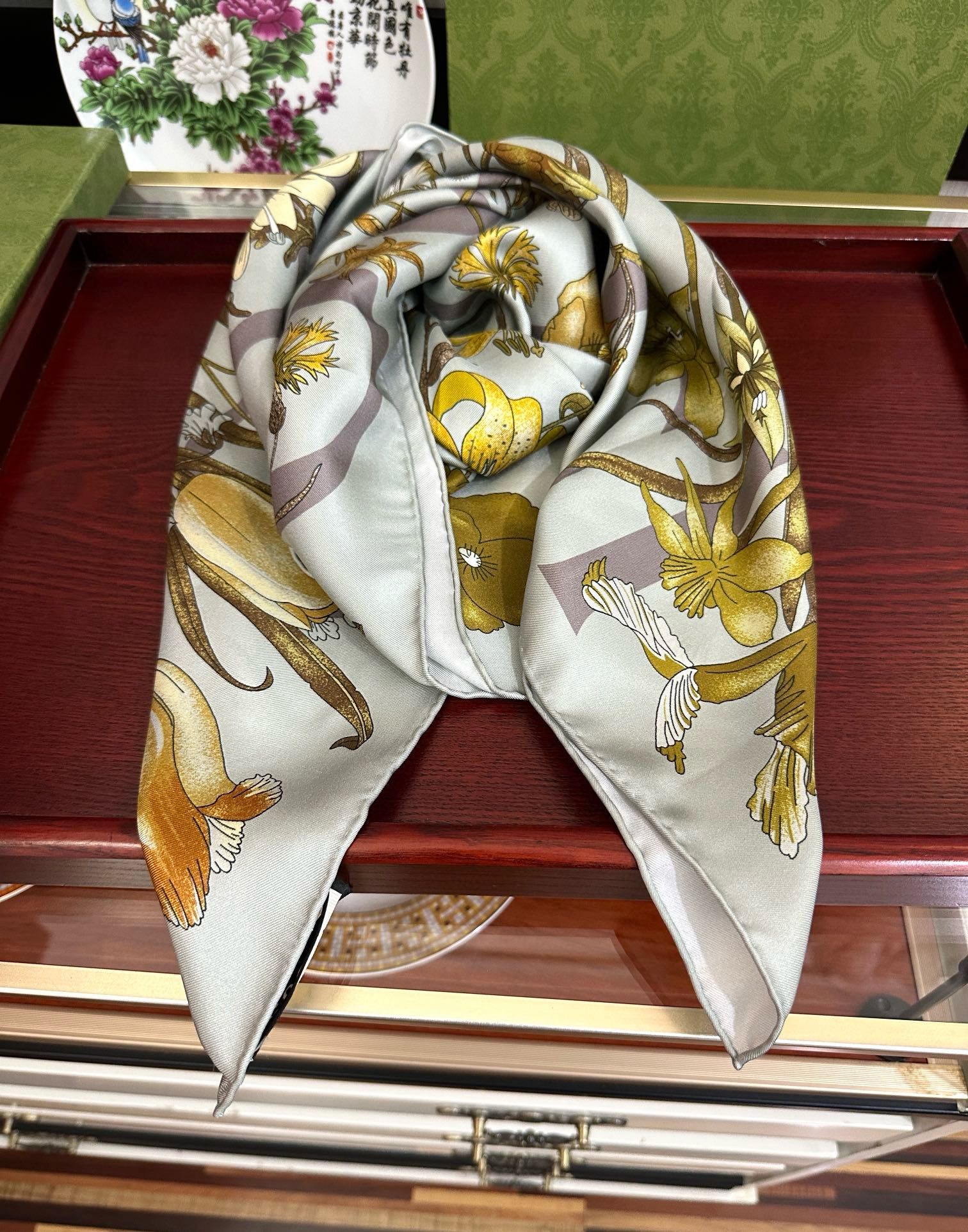  。新款 古奇《花卉丝巾》斜纹真丝 精致手工卷边庆祝光泽柔滑且垂感极佳得意以典雅的蓝色为基调嘴唇将品牌标