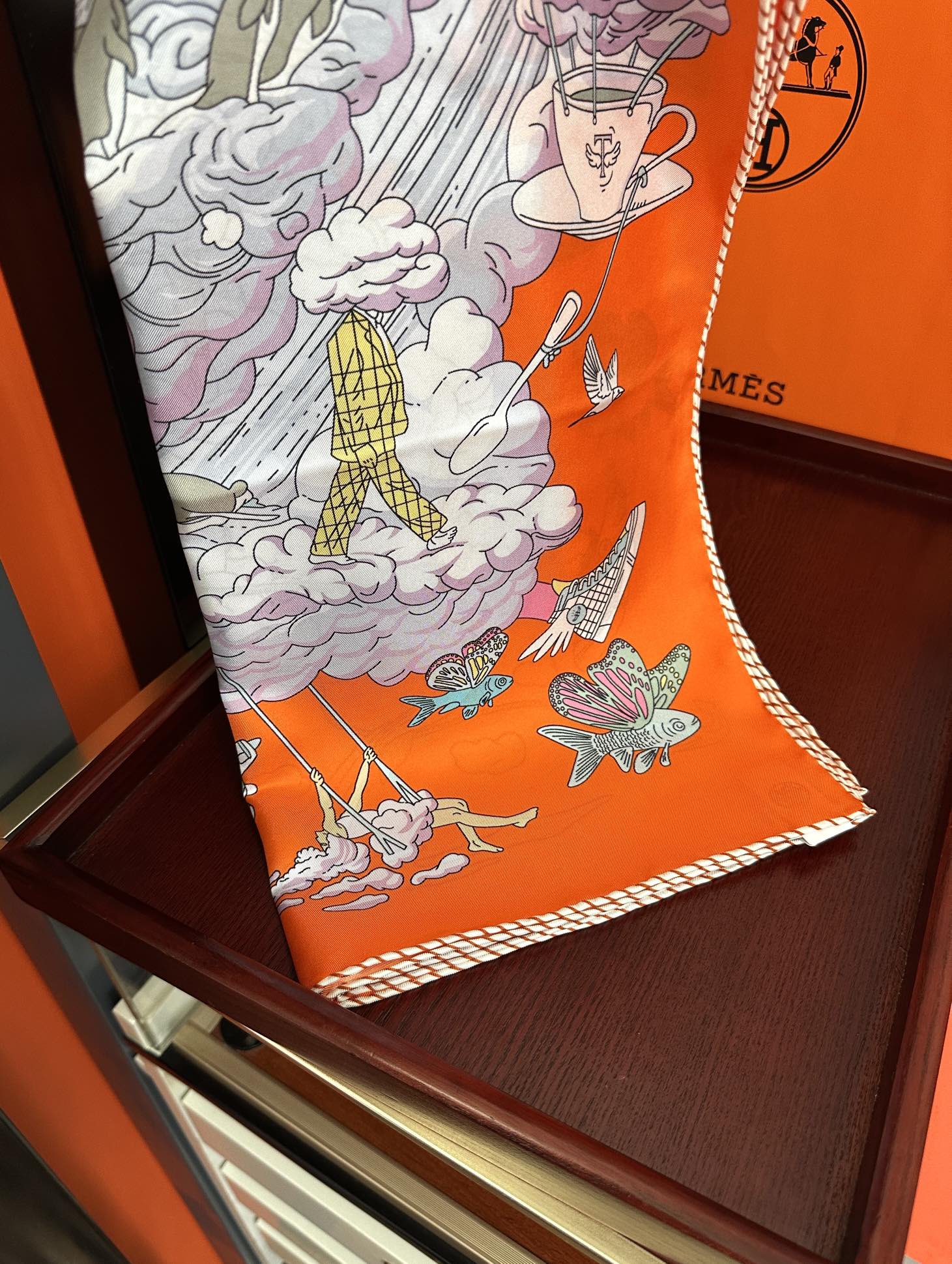  高版本2025𝐇𝐞𝐫𝐦𝐞𝐬 。《我的云间万象》设计犹如梦幻的邀约庆祝这条丝巾充满了童趣發富有想象👍带你