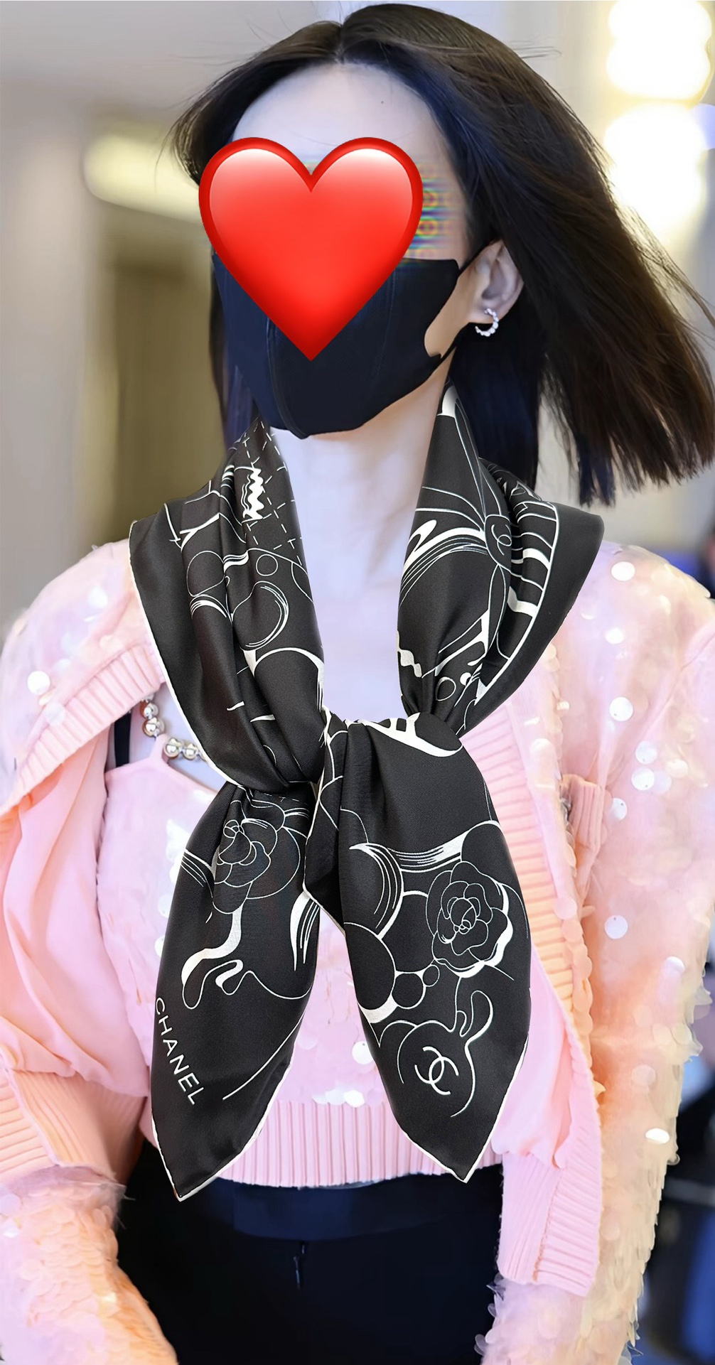 。 香奈儿 【山茶花5号香水瓶】👍2025香奶奶永远都是比较经典發一条印有5号香水瓶跟四叶草交织图案巧妙