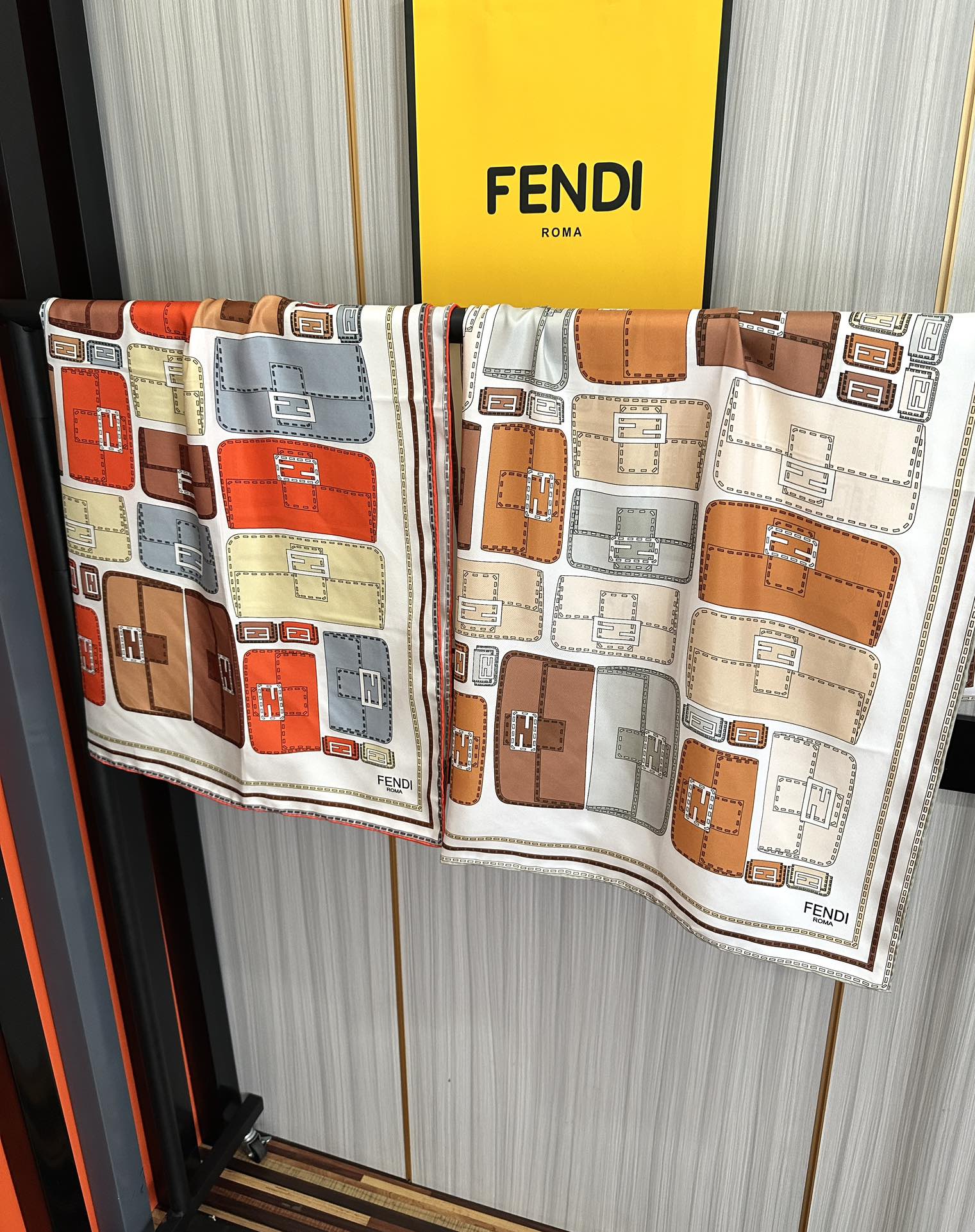  。高版本FENDI庆祝2025本年度最好看的丝巾没有之一了👍满身印有不同尺寸的米色和棕色标志性F Ba
