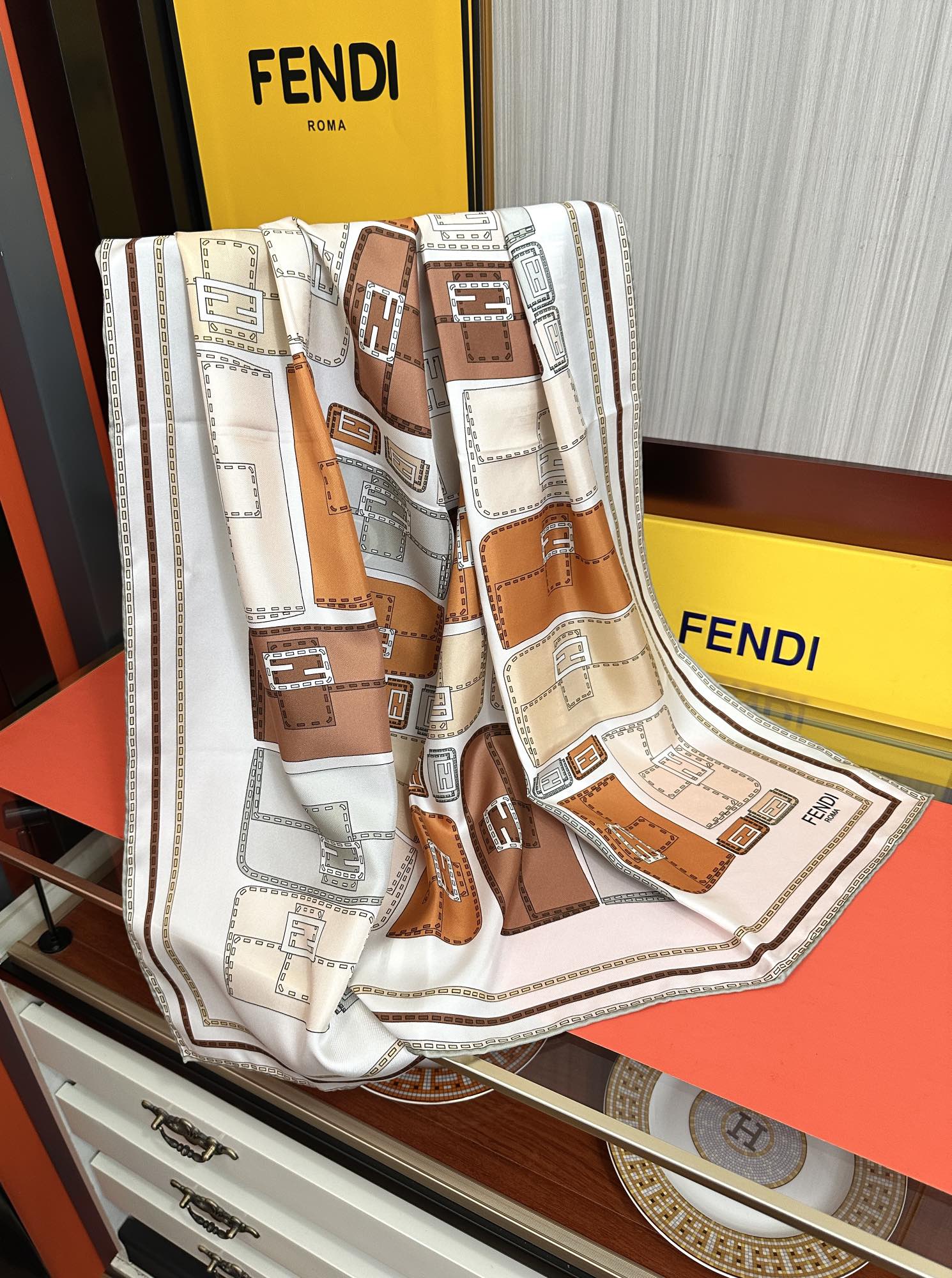  。高版本FENDI庆祝2025本年度最好看的丝巾没有之一了👍满身印有不同尺寸的米色和棕色标志性F Ba