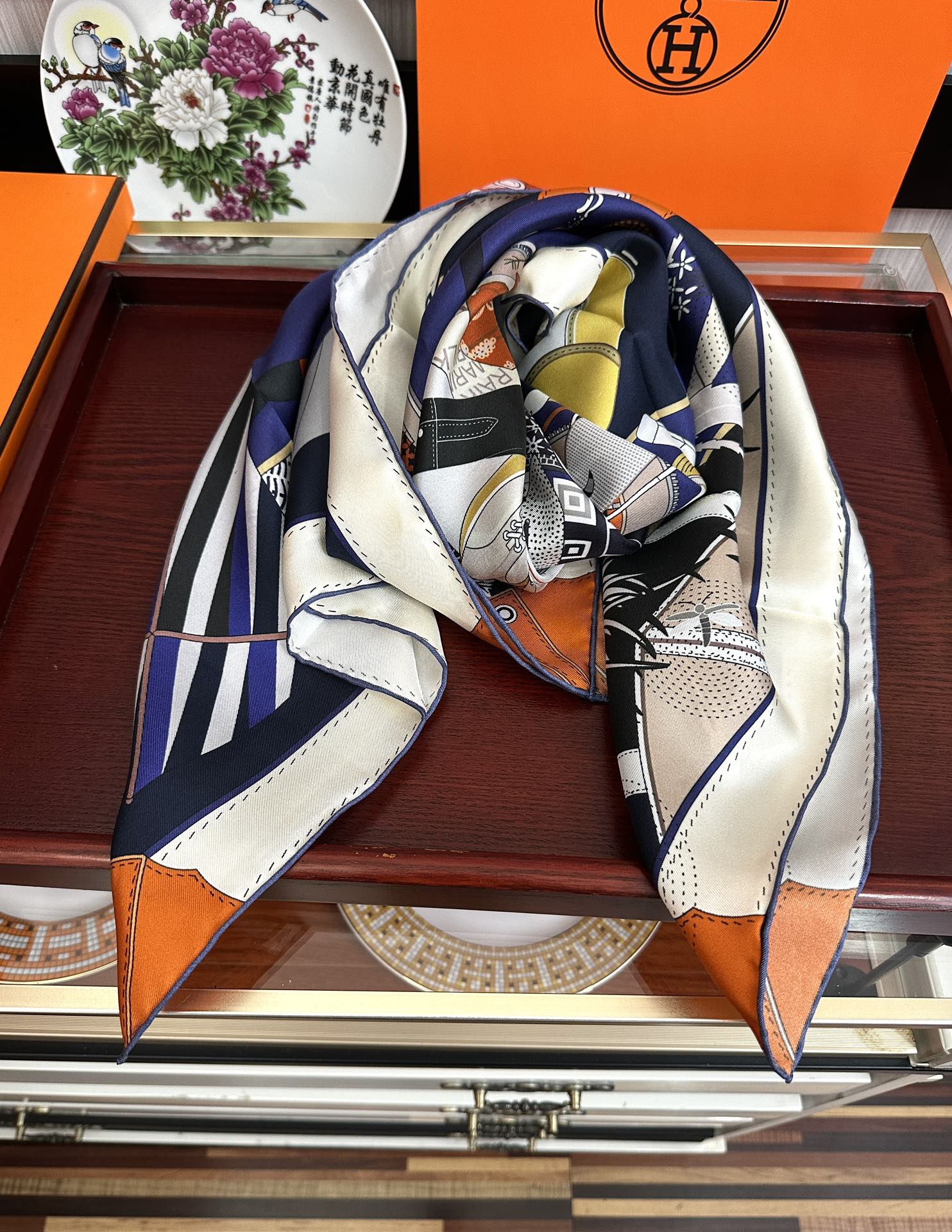 。爱 马 仕 官网同步手工卷边真丝方巾得意  这款爱马家展现强大而迷人的女性魅力精髓色此90厘米方巾推出