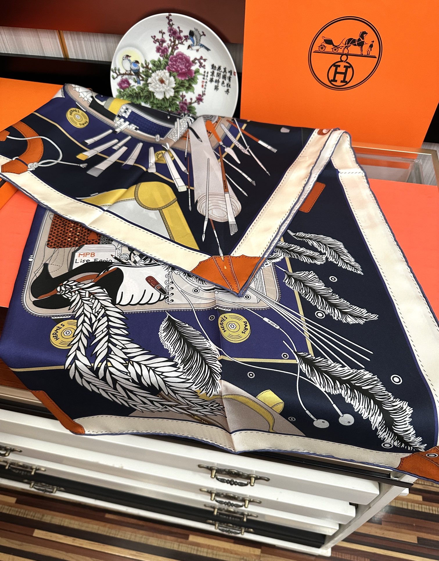 。爱 马 仕 官网同步手工卷边真丝方巾得意  这款爱马家展现强大而迷人的女性魅力精髓色此90厘米方巾推出