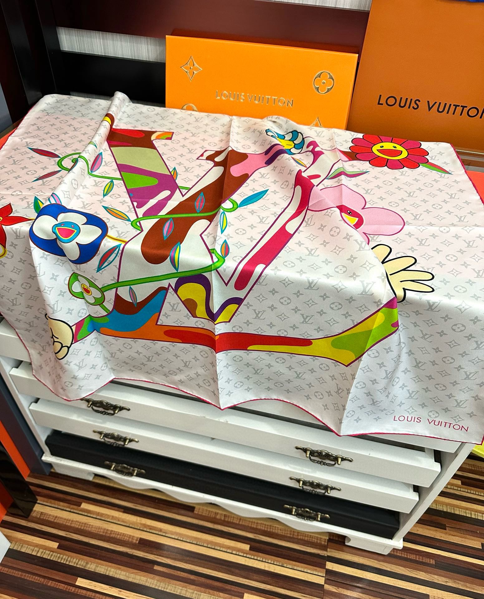 。2010新品LV专柜同步【18mm双面同色】太美了庆祝“L家”90典藏方巾通过别致的经典色彩向原创设计