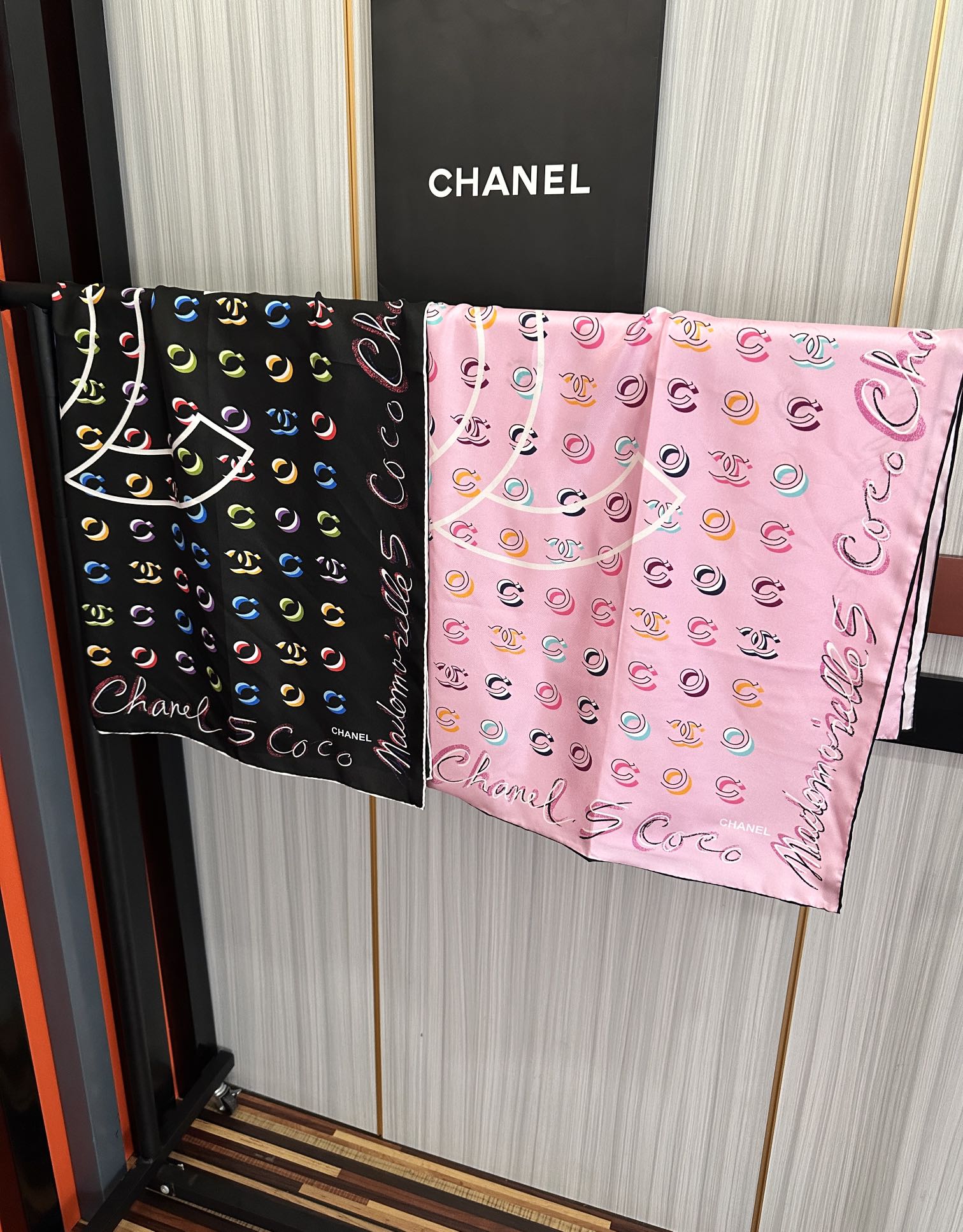 。 香奈儿 【Coco字母炫彩】官网同步庆祝工艺提花+双面数码印花搭配精致的手工卷边工艺得意质感高级且细