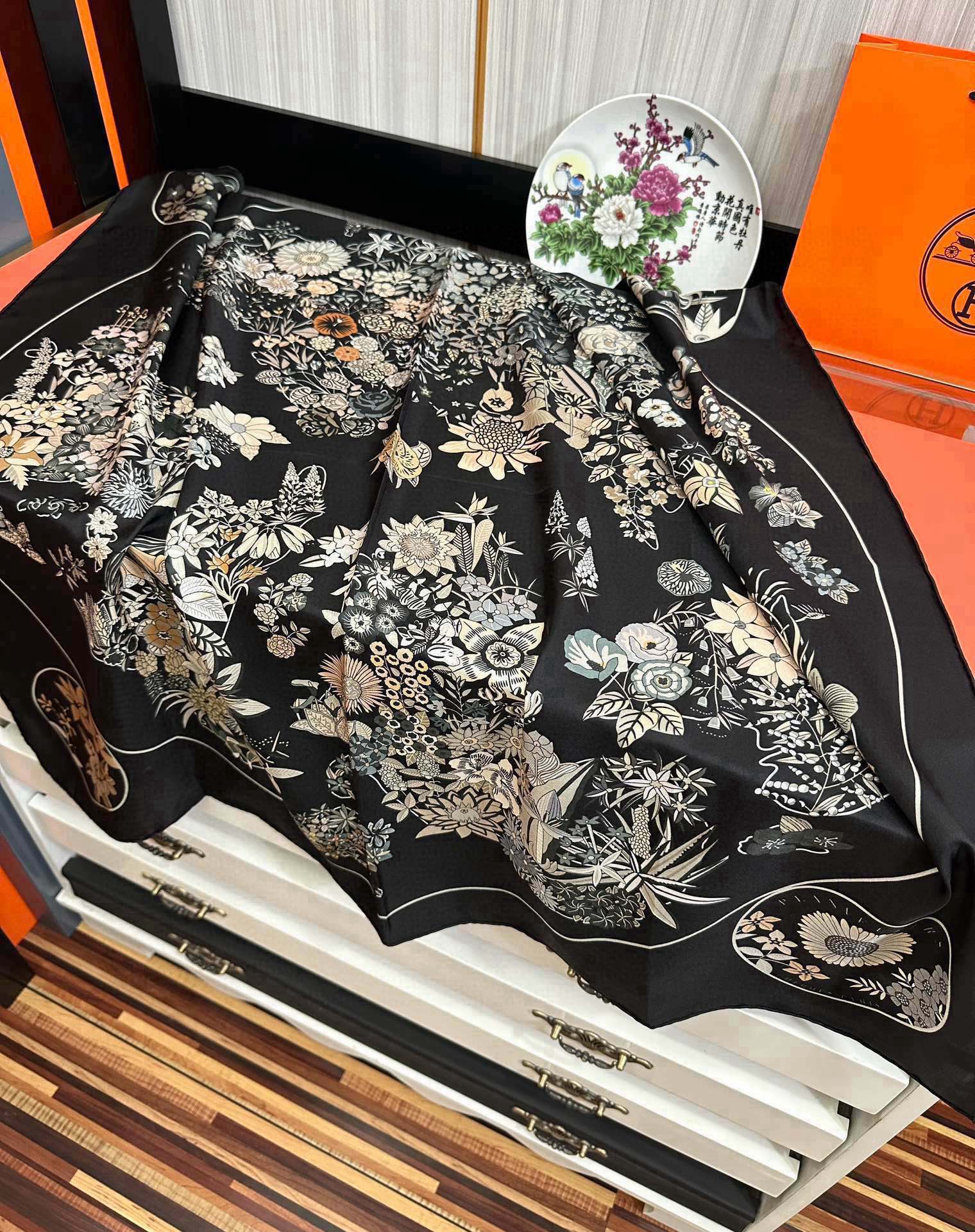 上新2025。HERMES 重磅庆祝【花绘地图】方巾嘴唇精简时髦，品质感很显好得意好搭到上瘾的丝巾色带着