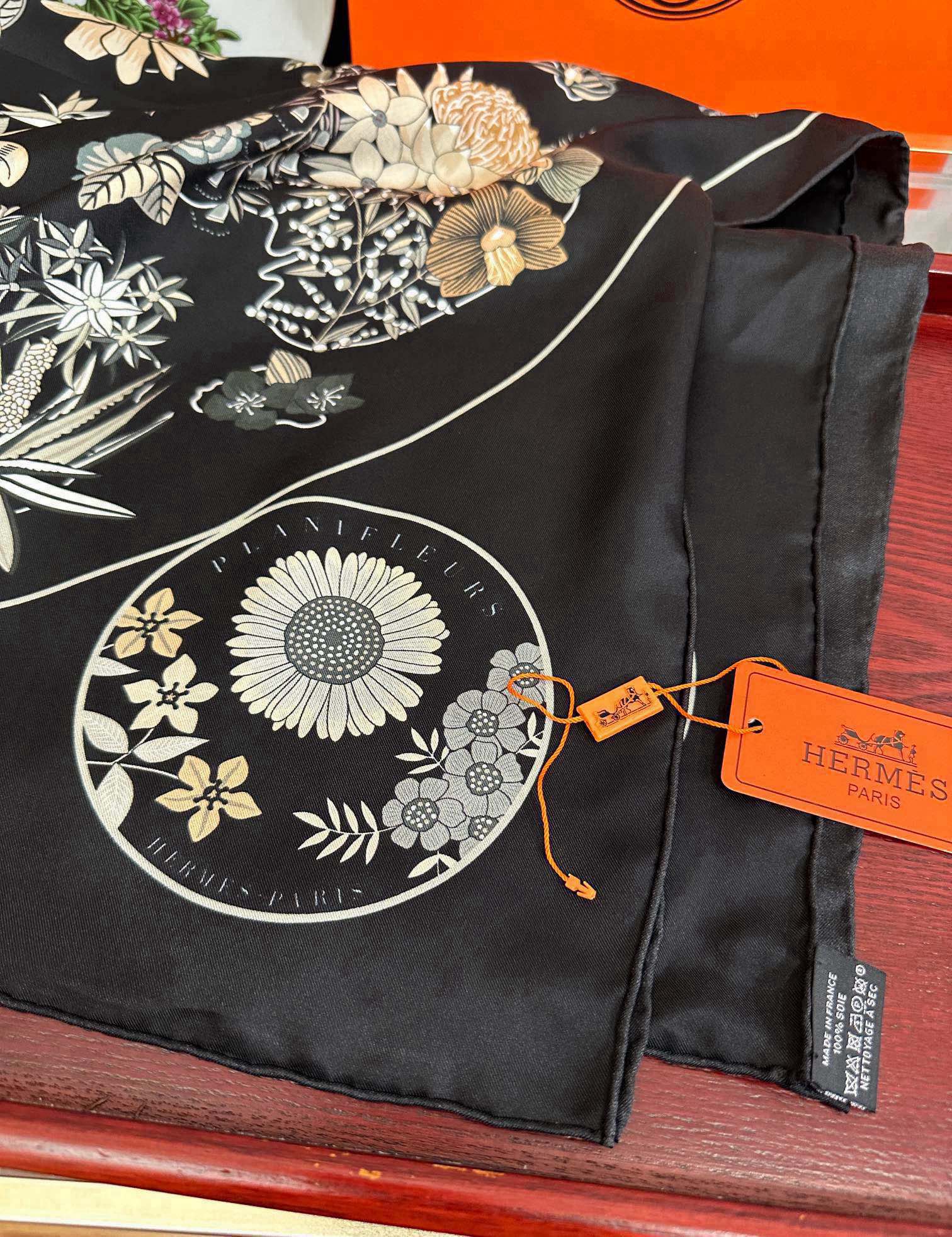 上新2025。HERMES 重磅庆祝【花绘地图】方巾嘴唇精简时髦，品质感很显好得意好搭到上瘾的丝巾色带着