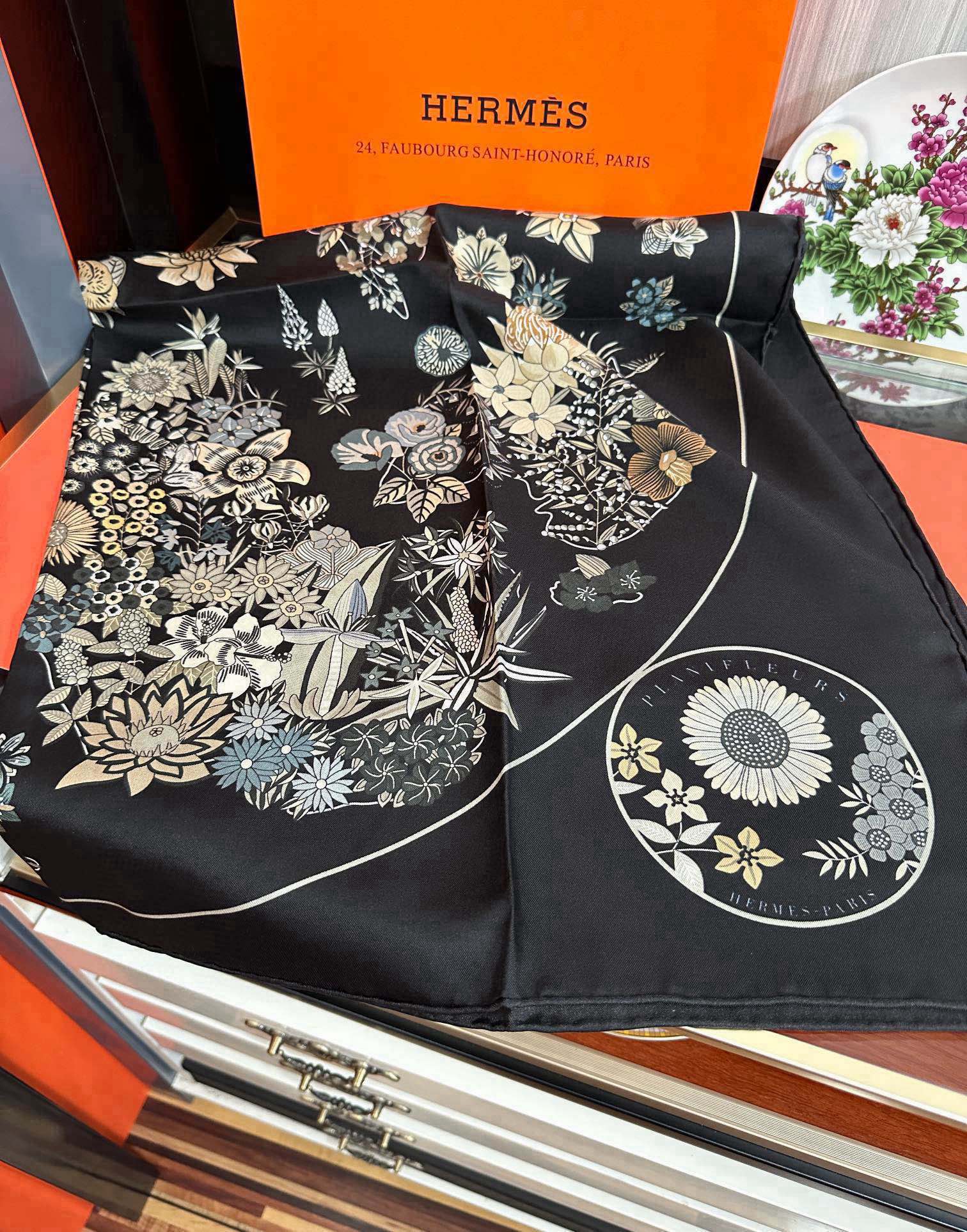 上新2025。HERMES 重磅庆祝【花绘地图】方巾嘴唇精简时髦，品质感很显好得意好搭到上瘾的丝巾色带着