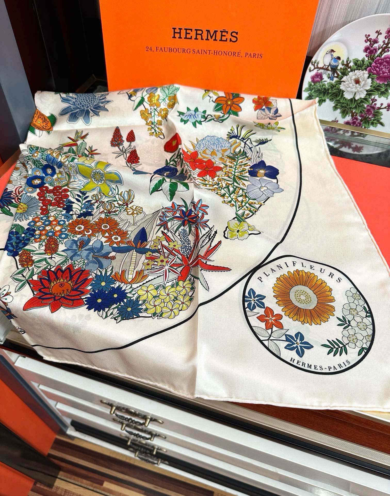 上新2025。HERMES 重磅庆祝【花绘地图】方巾嘴唇精简时髦，品质感很显好得意好搭到上瘾的丝巾色带着