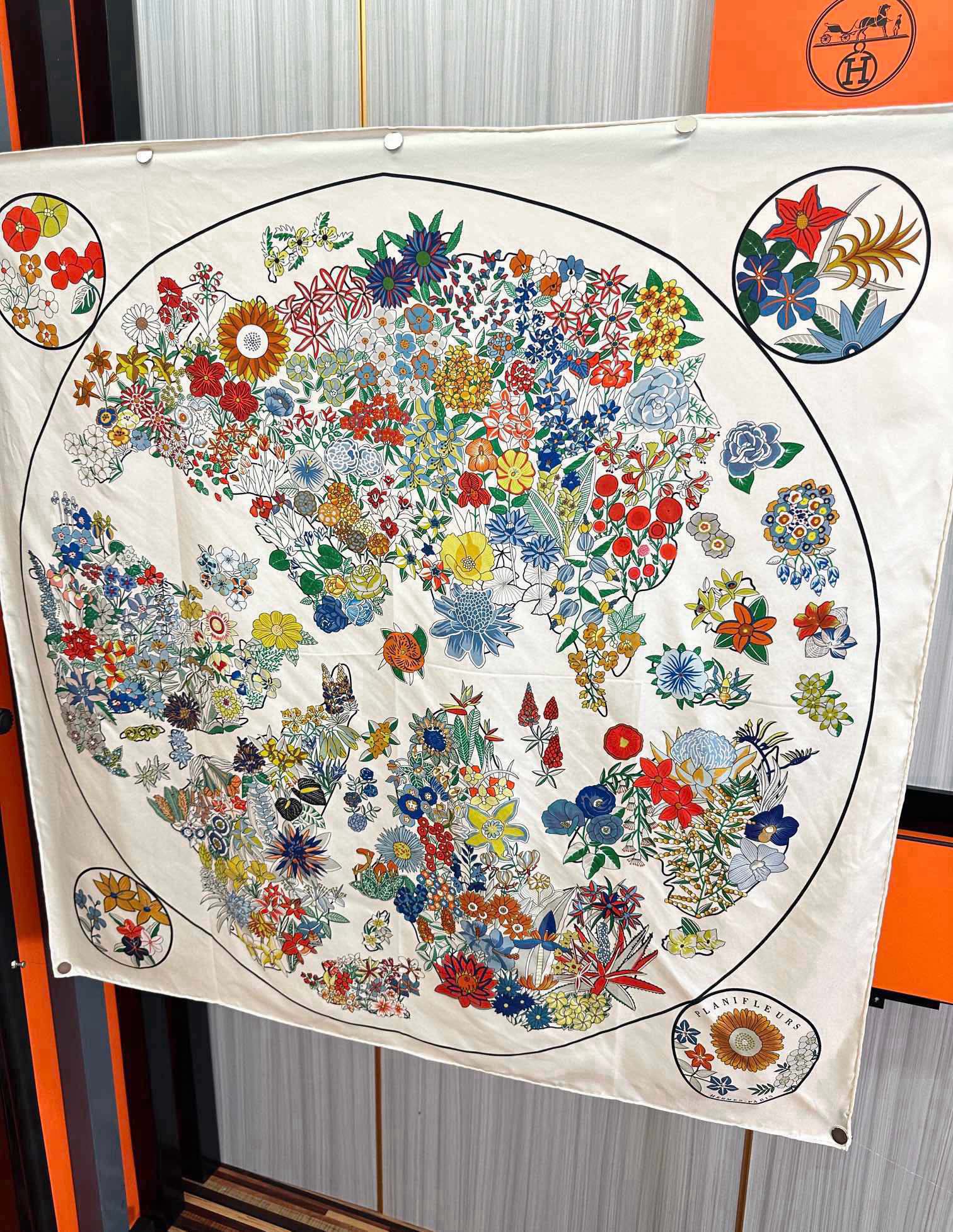 上新2025。HERMES 重磅庆祝【花绘地图】方巾嘴唇精简时髦，品质感很显好得意好搭到上瘾的丝巾色带着