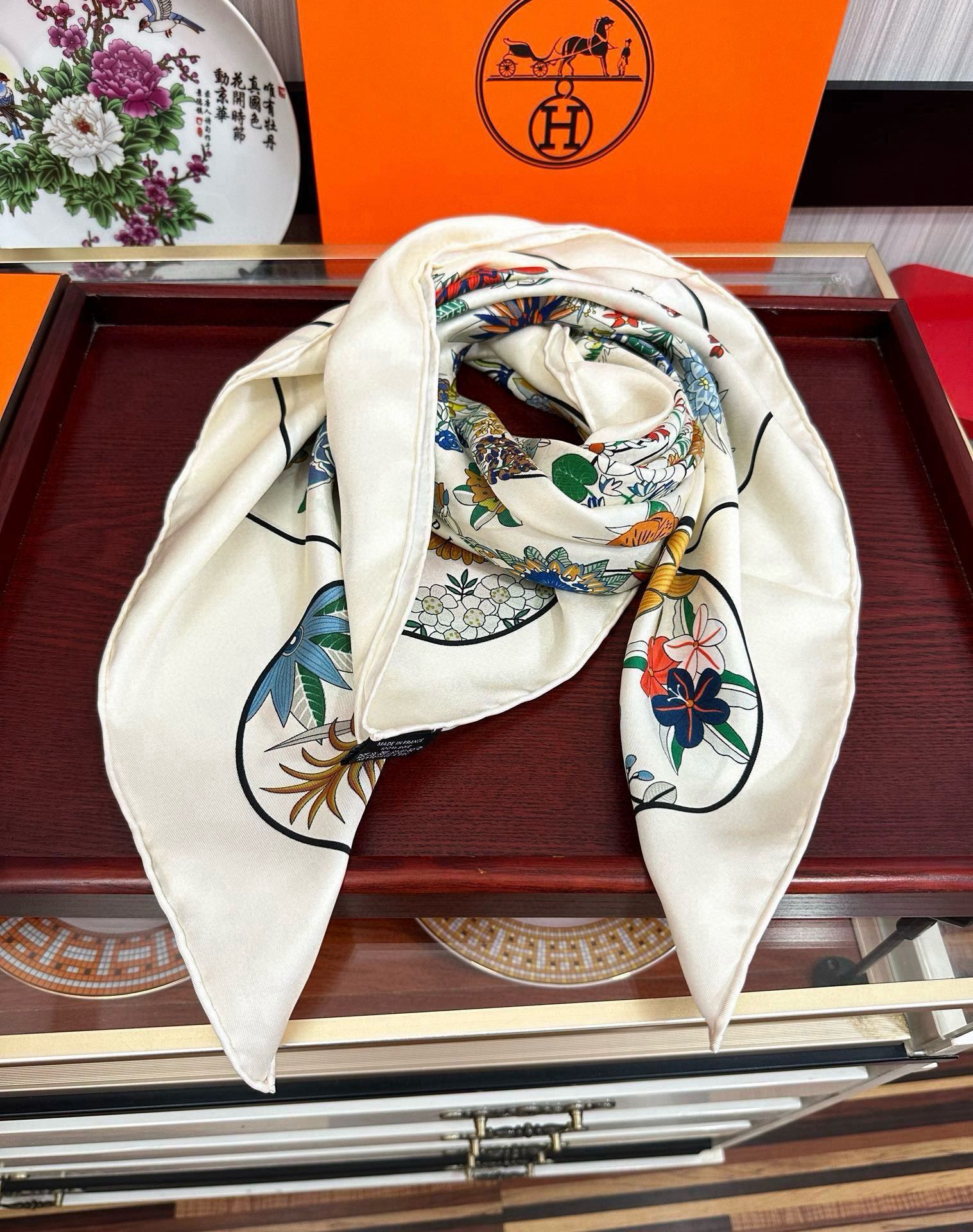 上新2025。HERMES 重磅庆祝【花绘地图】方巾嘴唇精简时髦，品质感很显好得意好搭到上瘾的丝巾色带着