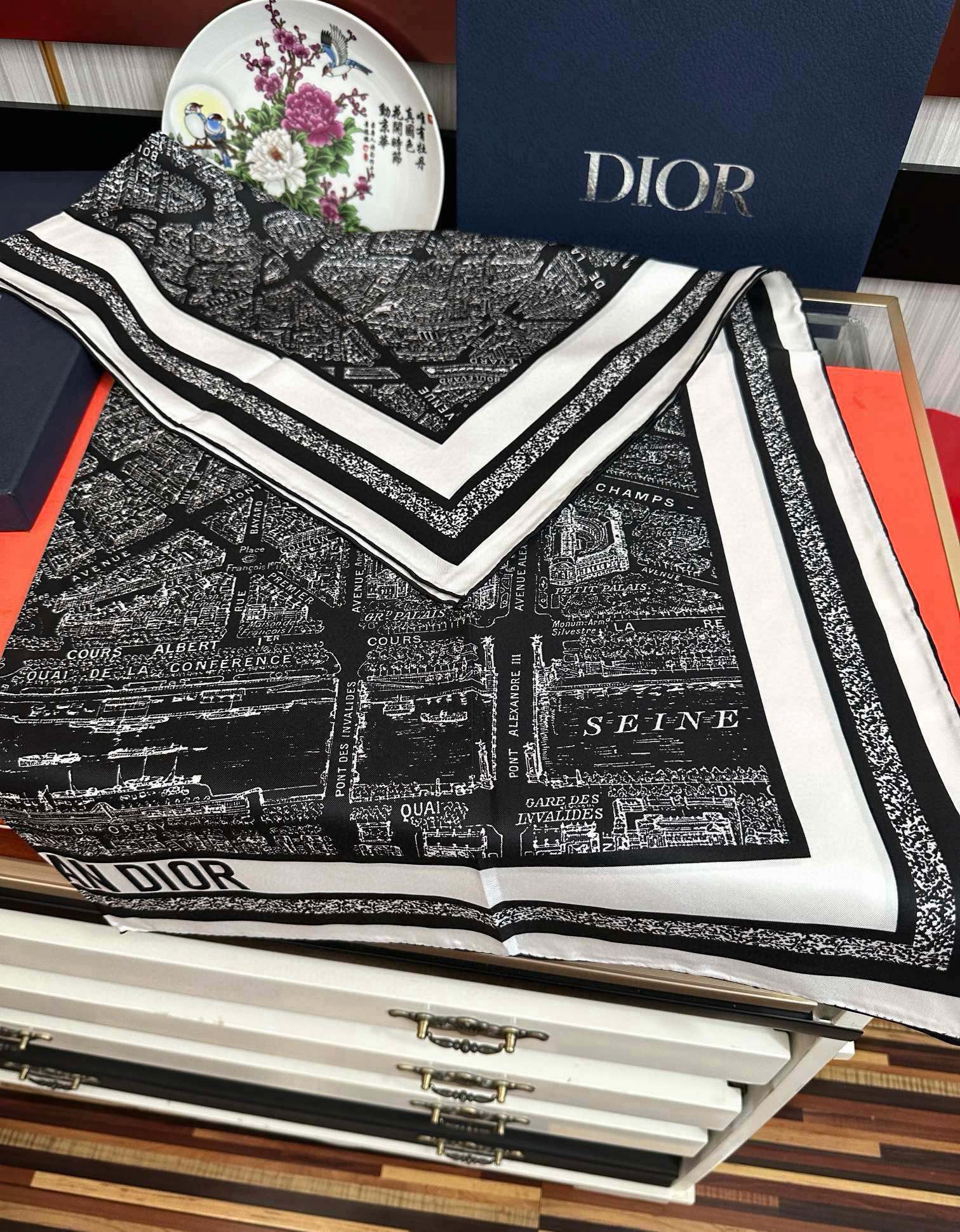 。新款 迪奥2025春夏季新款，【巴黎地图】太美了玫瑰买到都说好👍下手一定要快高端 大爱❤️女人尤物 货