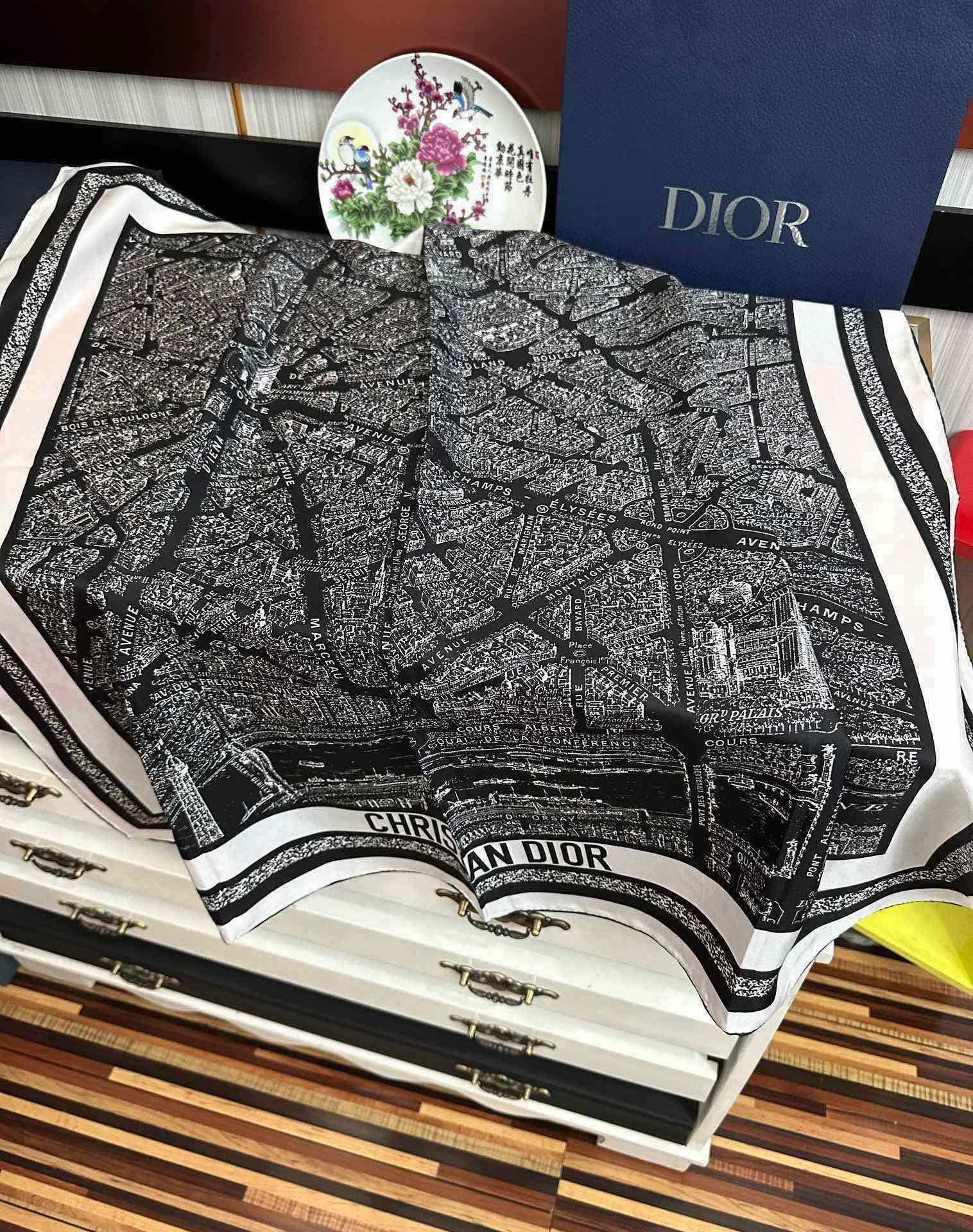 。新款 迪奥2025春夏季新款，【巴黎地图】太美了玫瑰买到都说好👍下手一定要快高端 大爱❤️女人尤物 货